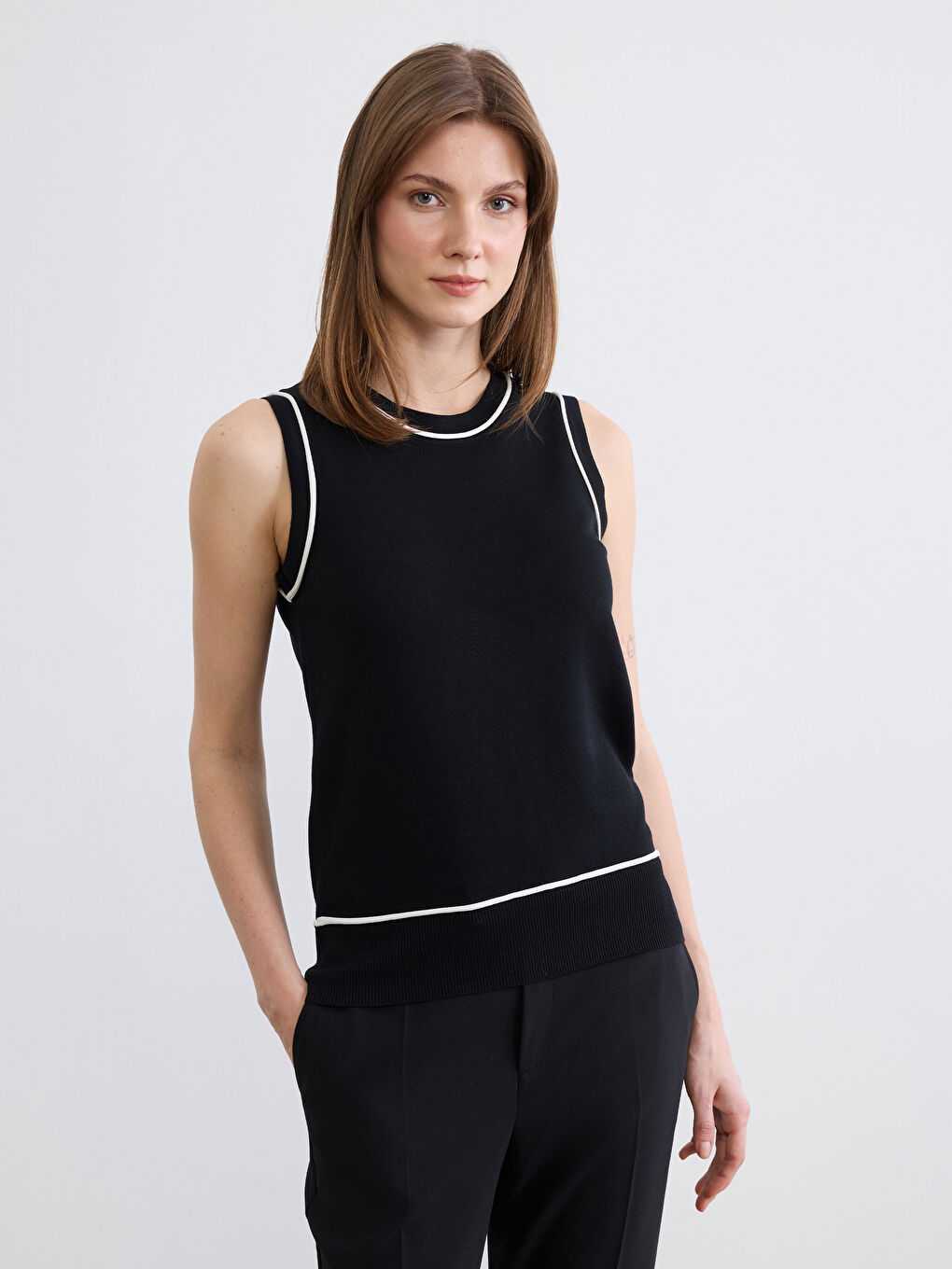 Siyah Bisiklet Yaka Kadın Triko Süveter