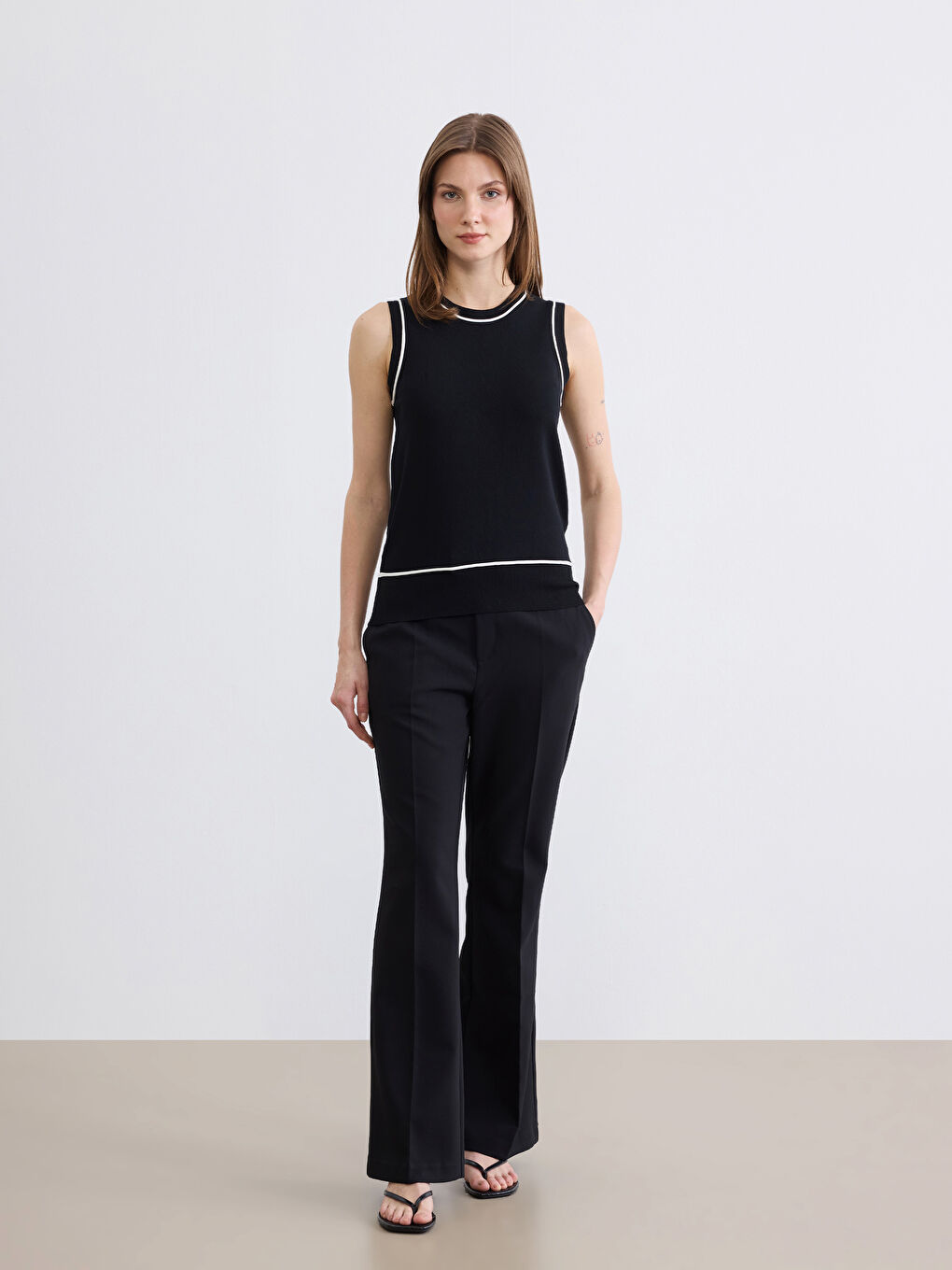 Siyah Bisiklet Yaka Kadın Triko Süveter-1