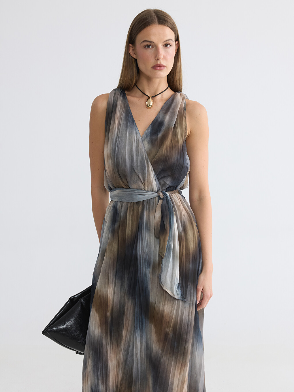 Rochie din șifon în linie A cu decolteu în V și model tie-dye