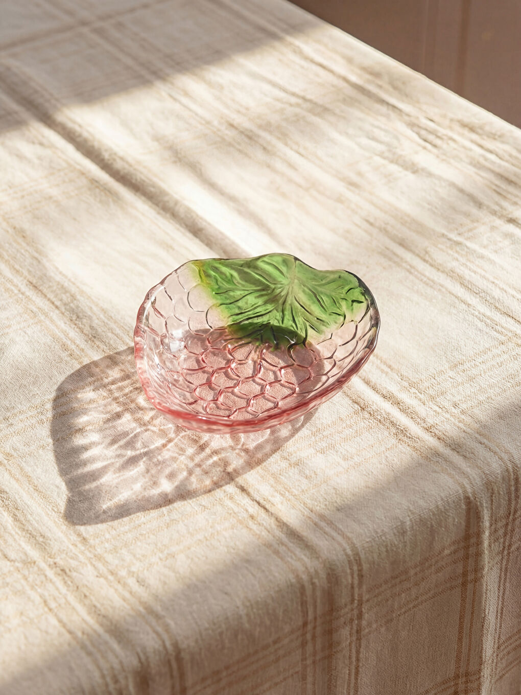 Mor Yaprak Formunda Kabartma Desenli Cam Kase