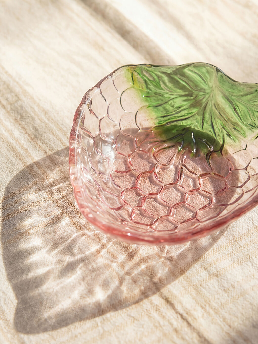 Mor Yaprak Formunda Kabartma Desenli Cam Kase-4