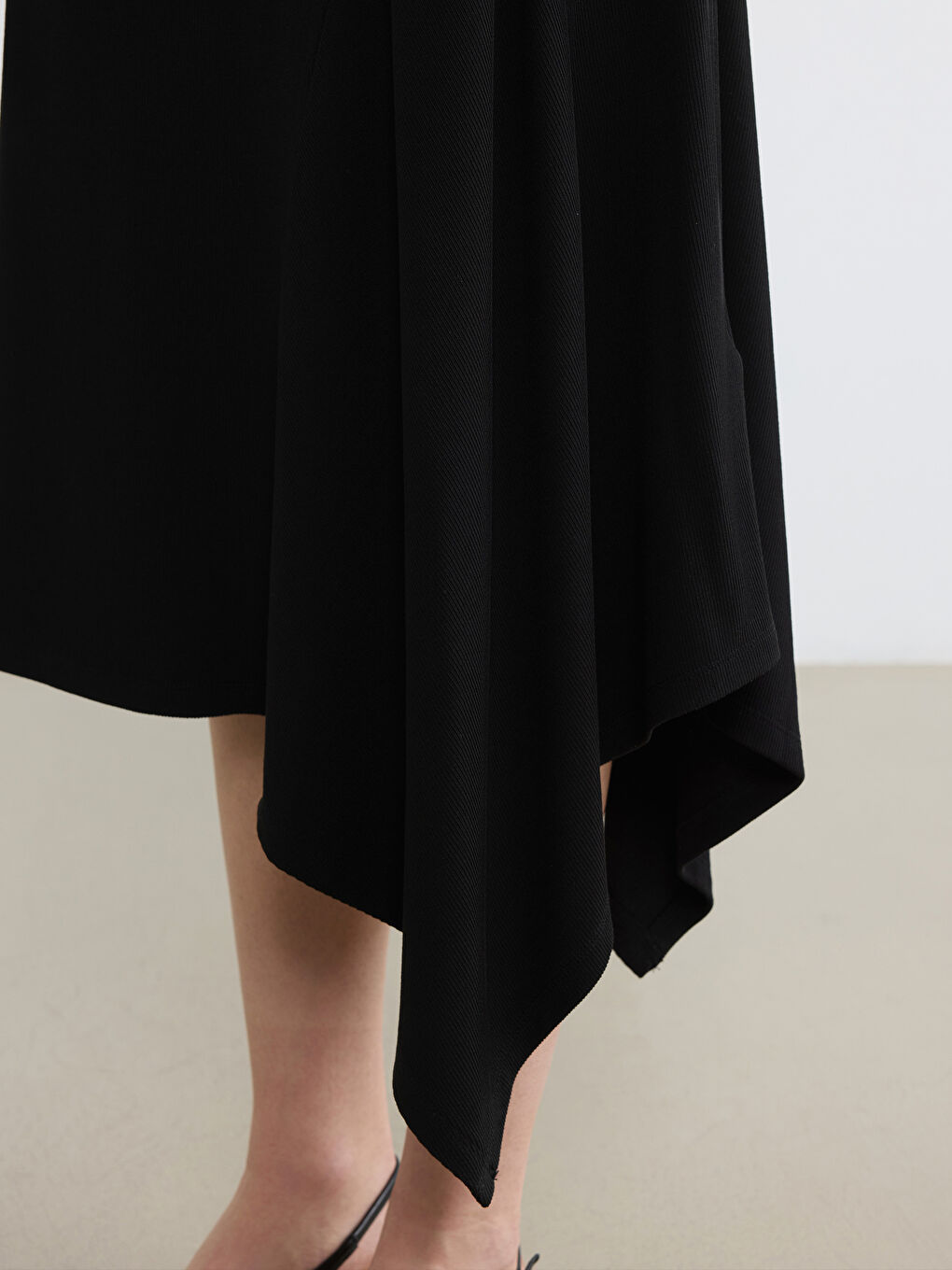 Siyah Beli Lastikli Asimetrik Kesim Etek-2