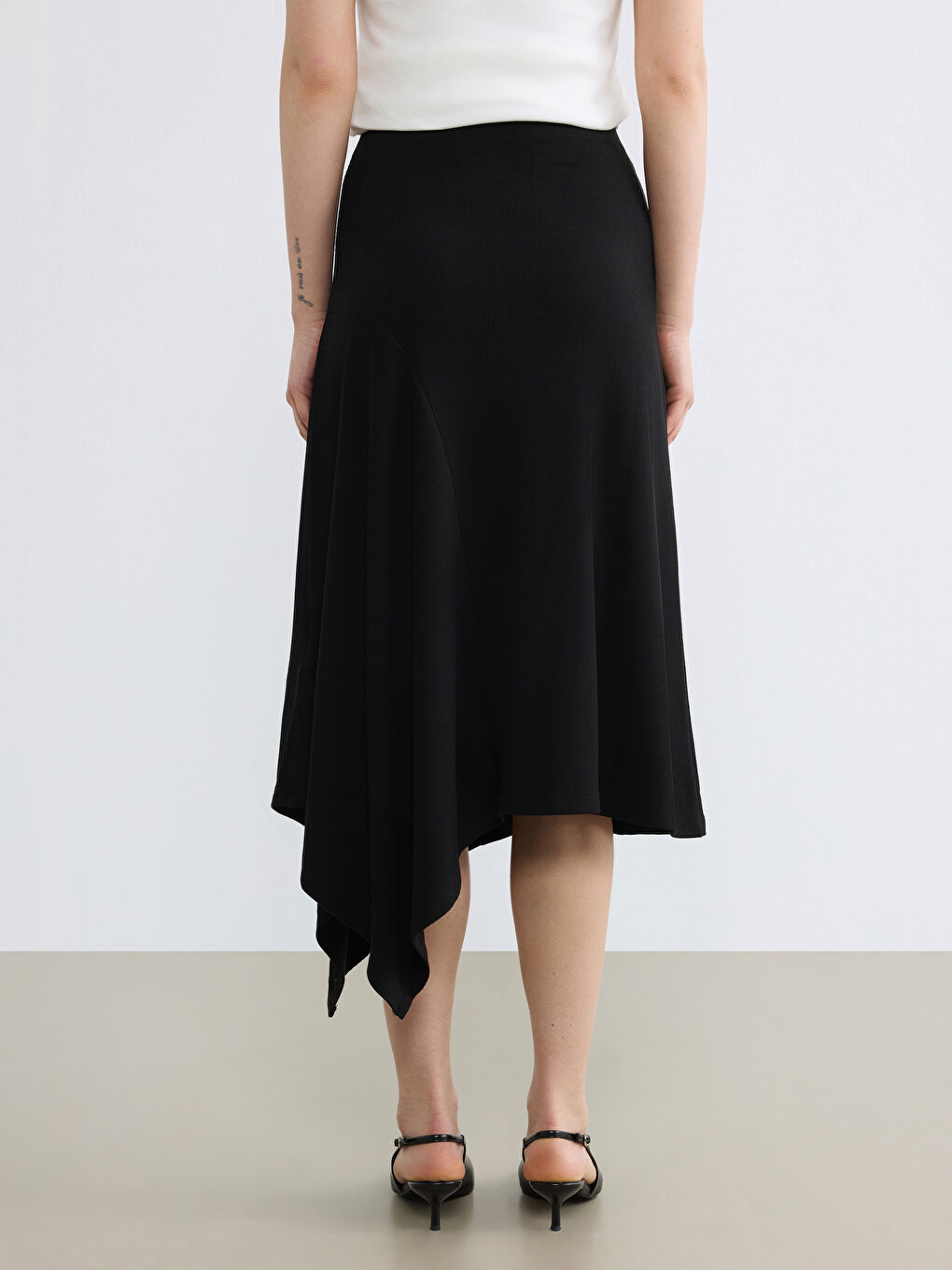 Siyah Beli Lastikli Asimetrik Kesim Etek-3