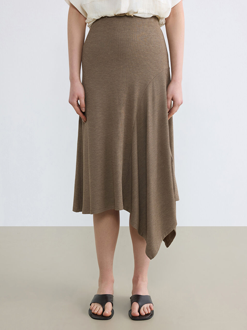 Bej Beli Lastikli Asimetrik Kesim Etek-1