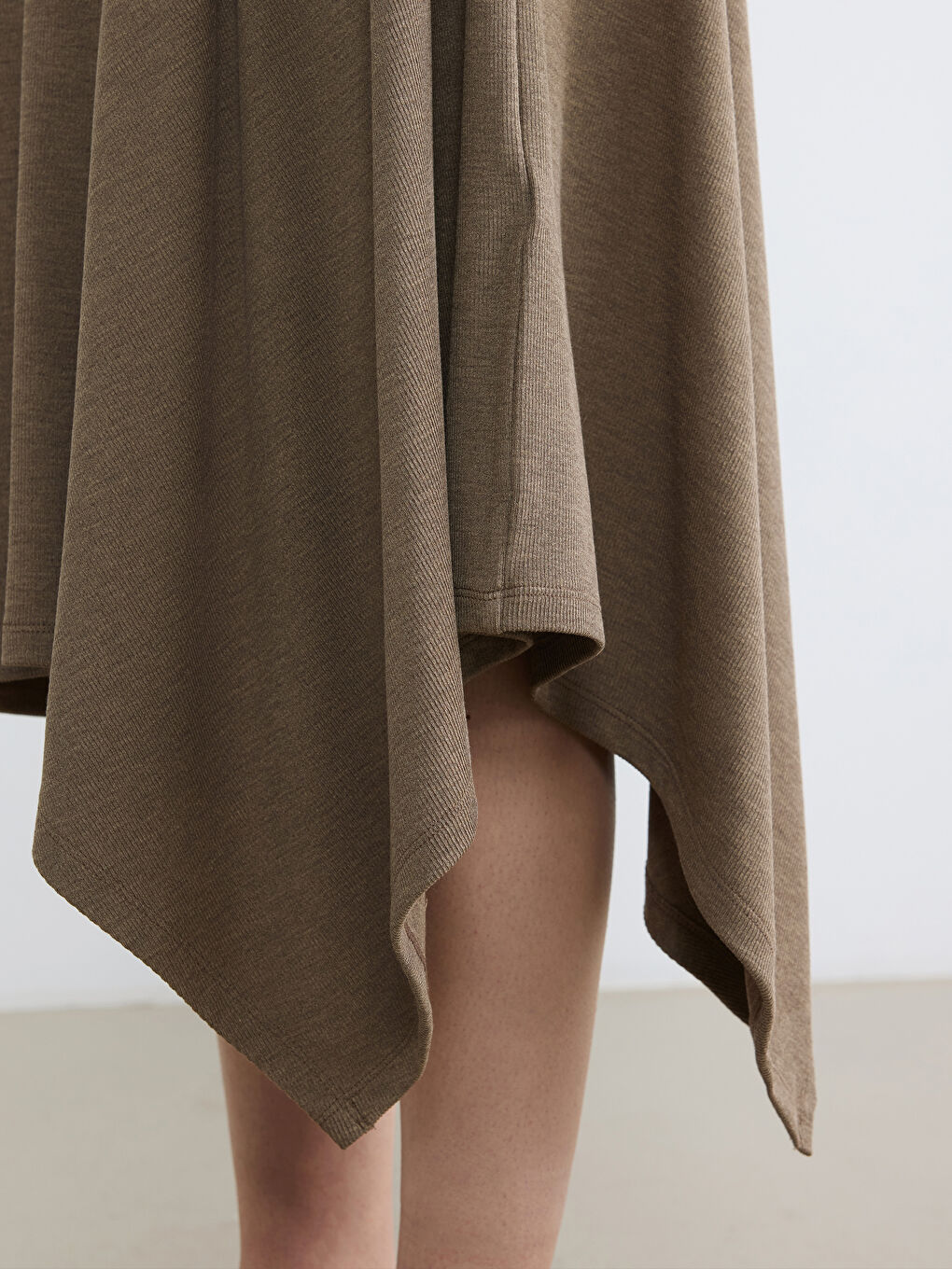 Bej Beli Lastikli Asimetrik Kesim Etek-2