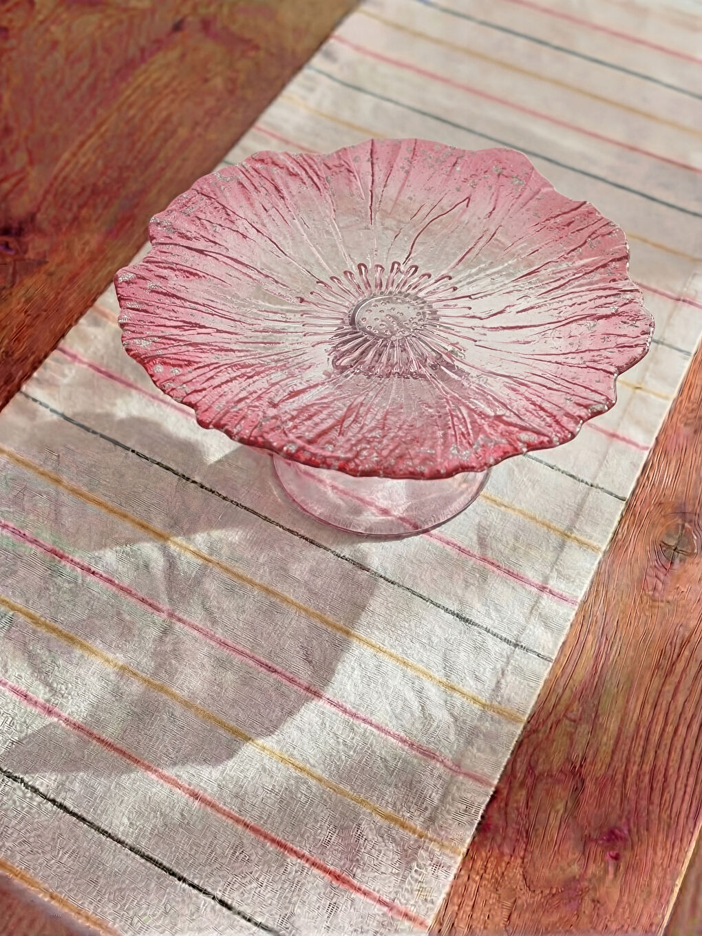 Pembe Çiçek Formlu Cam Ayaklı Sunumluk