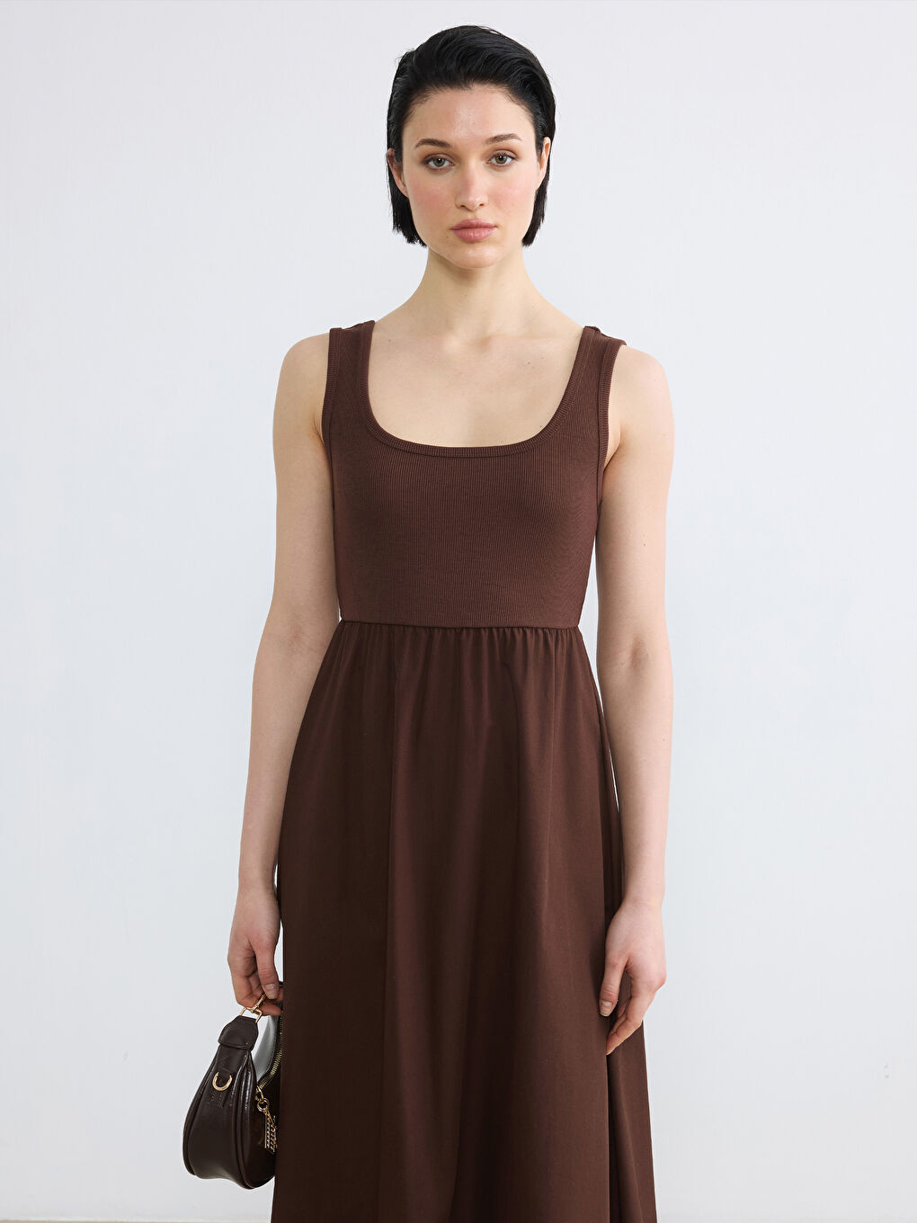 Kahverengi  Kare Yaka Büzgülü Belden Oturtmalı Elbise