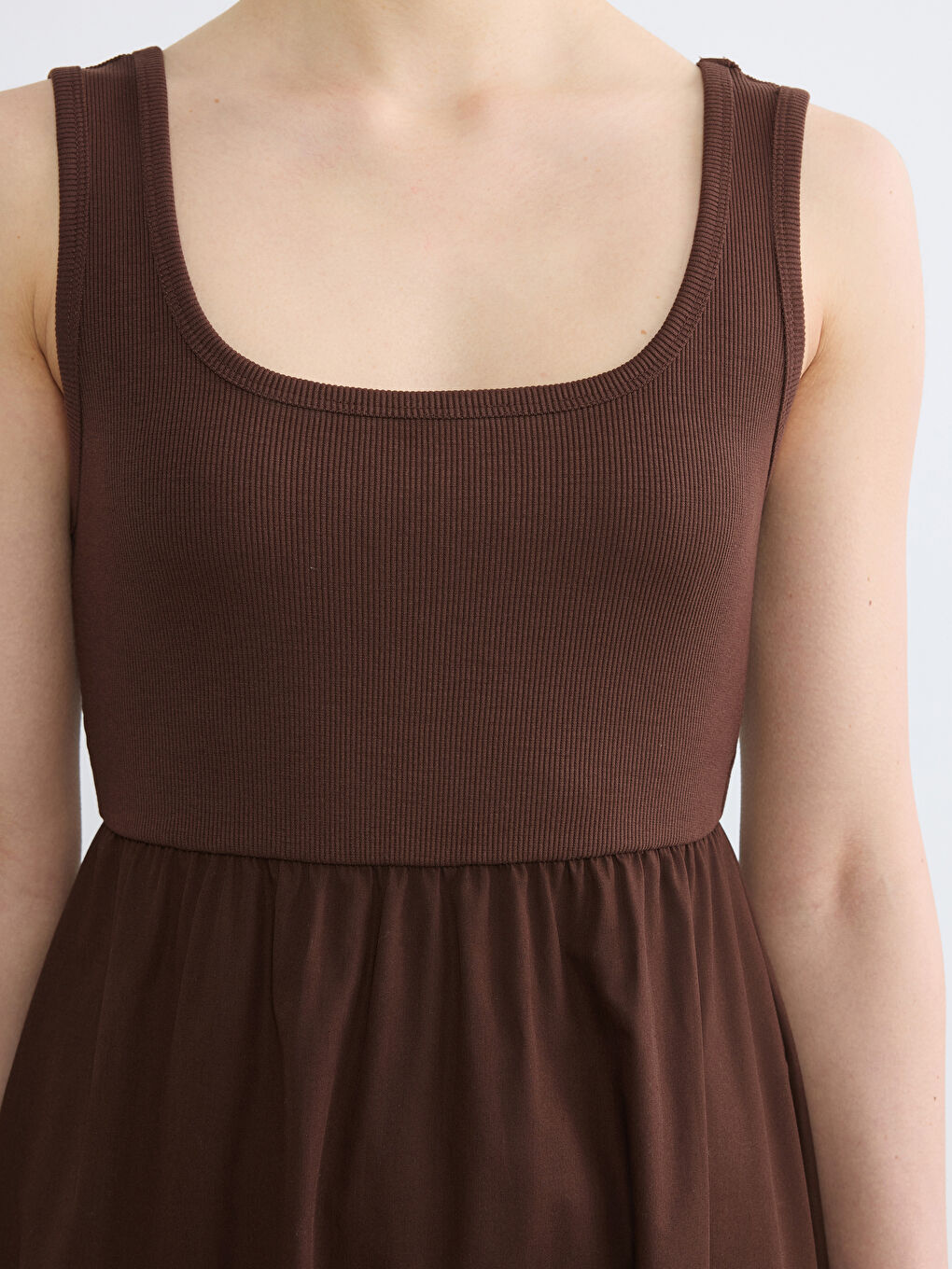 Kahverengi  Kare Yaka Büzgülü Belden Oturtmalı Elbise-2