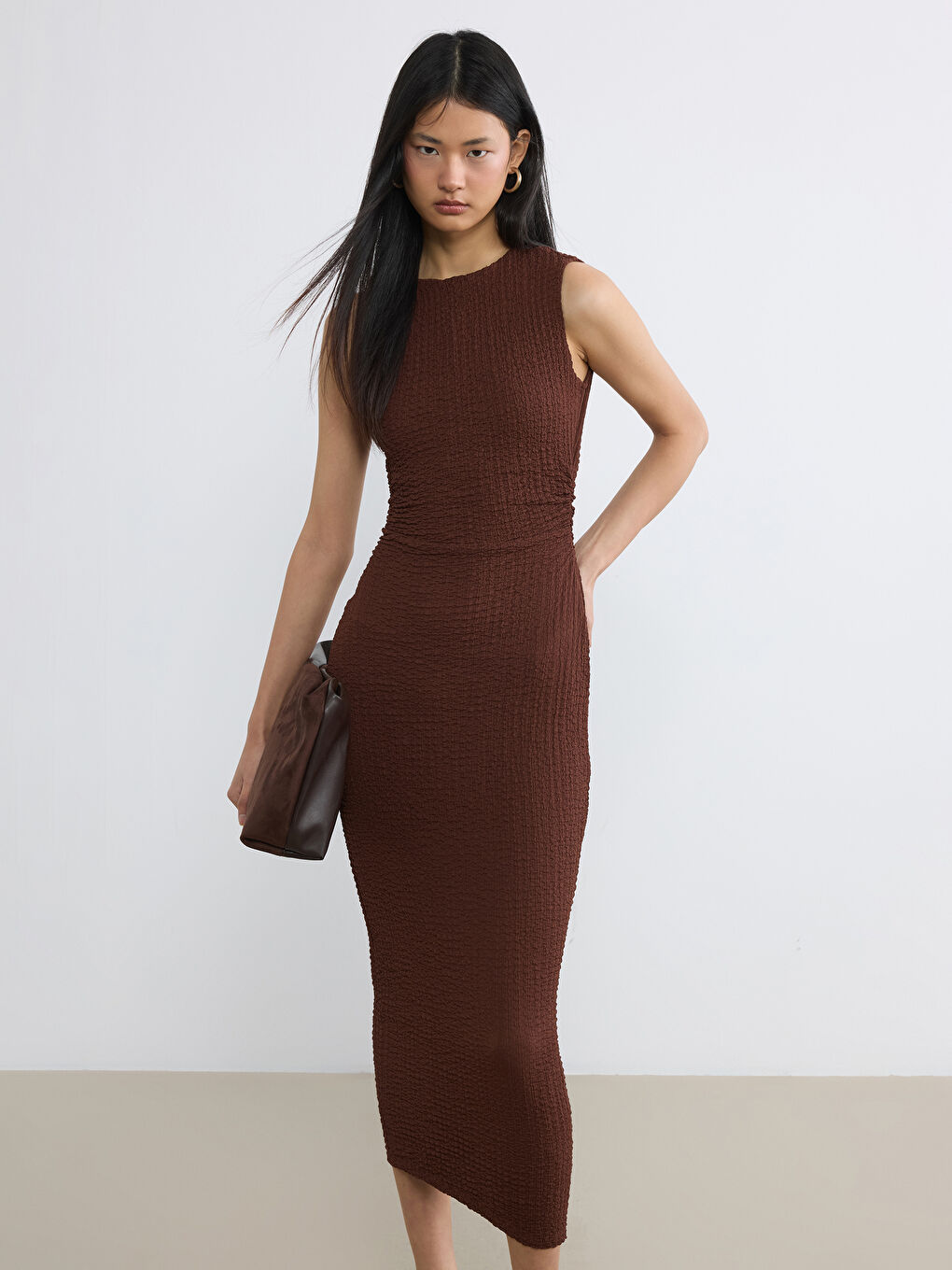 Kahverengi Dokulu Büzgülü Bodycon Elbise