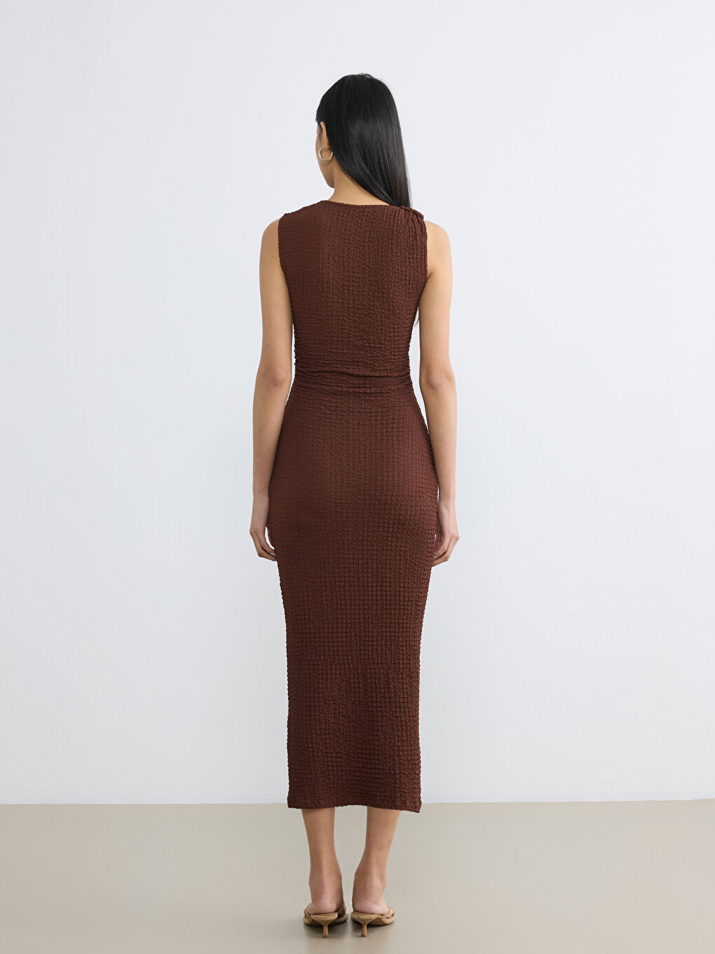 Kahverengi Dokulu Büzgülü Bodycon Elbise-3