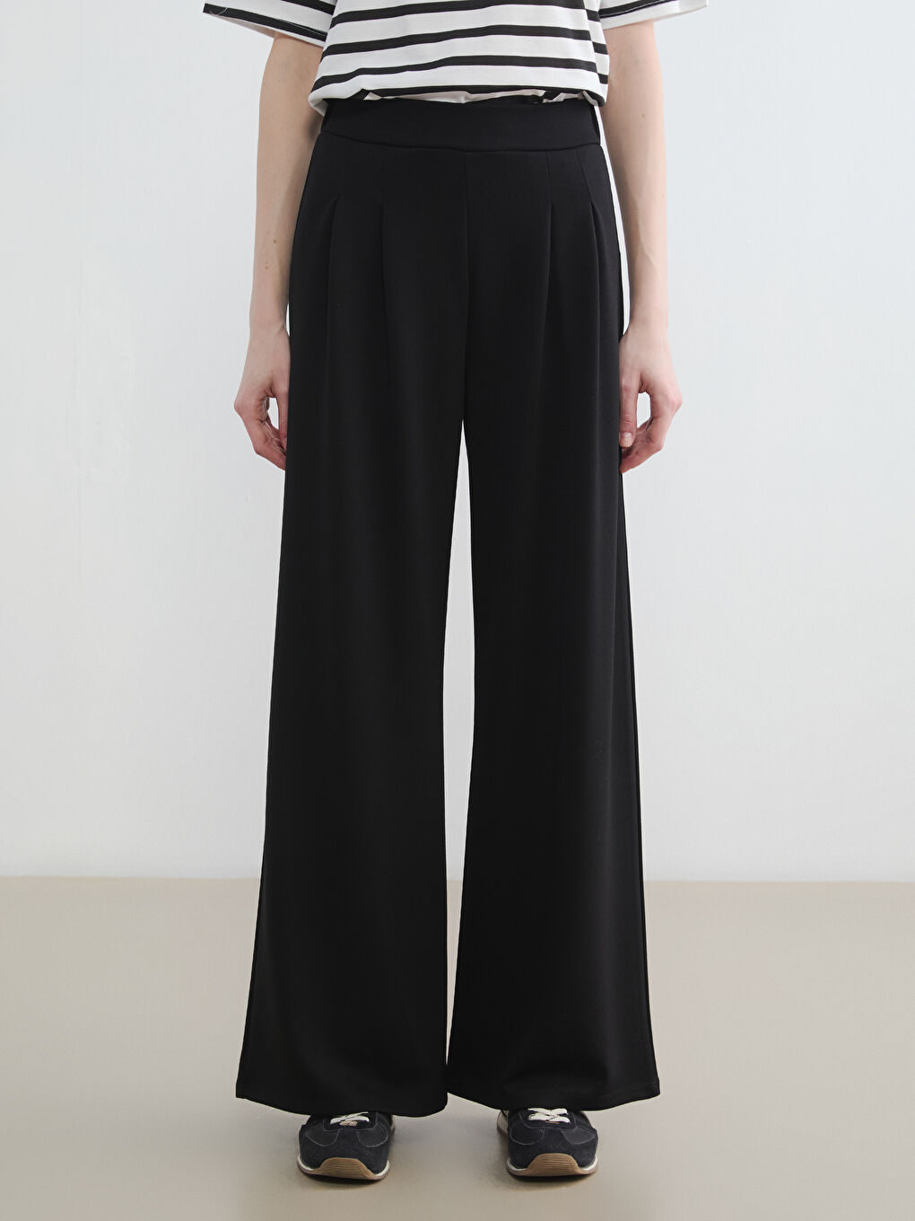 Siyah Standart Fit Kadın Pileli Kumaş Pantolon-1