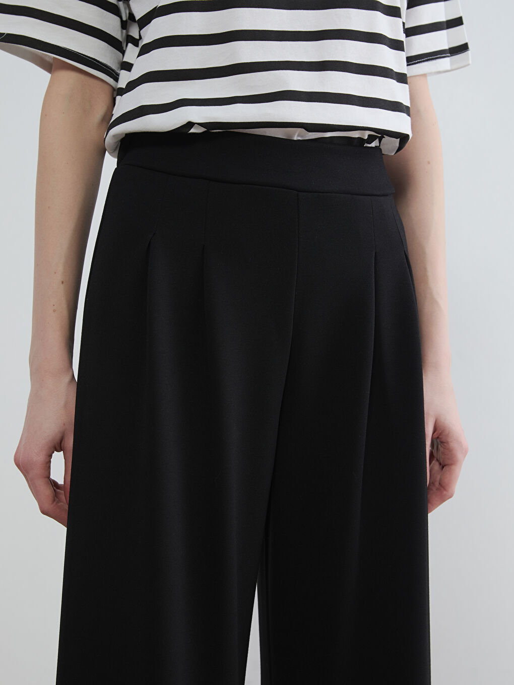 Siyah Standart Fit Kadın Pileli Kumaş Pantolon-2