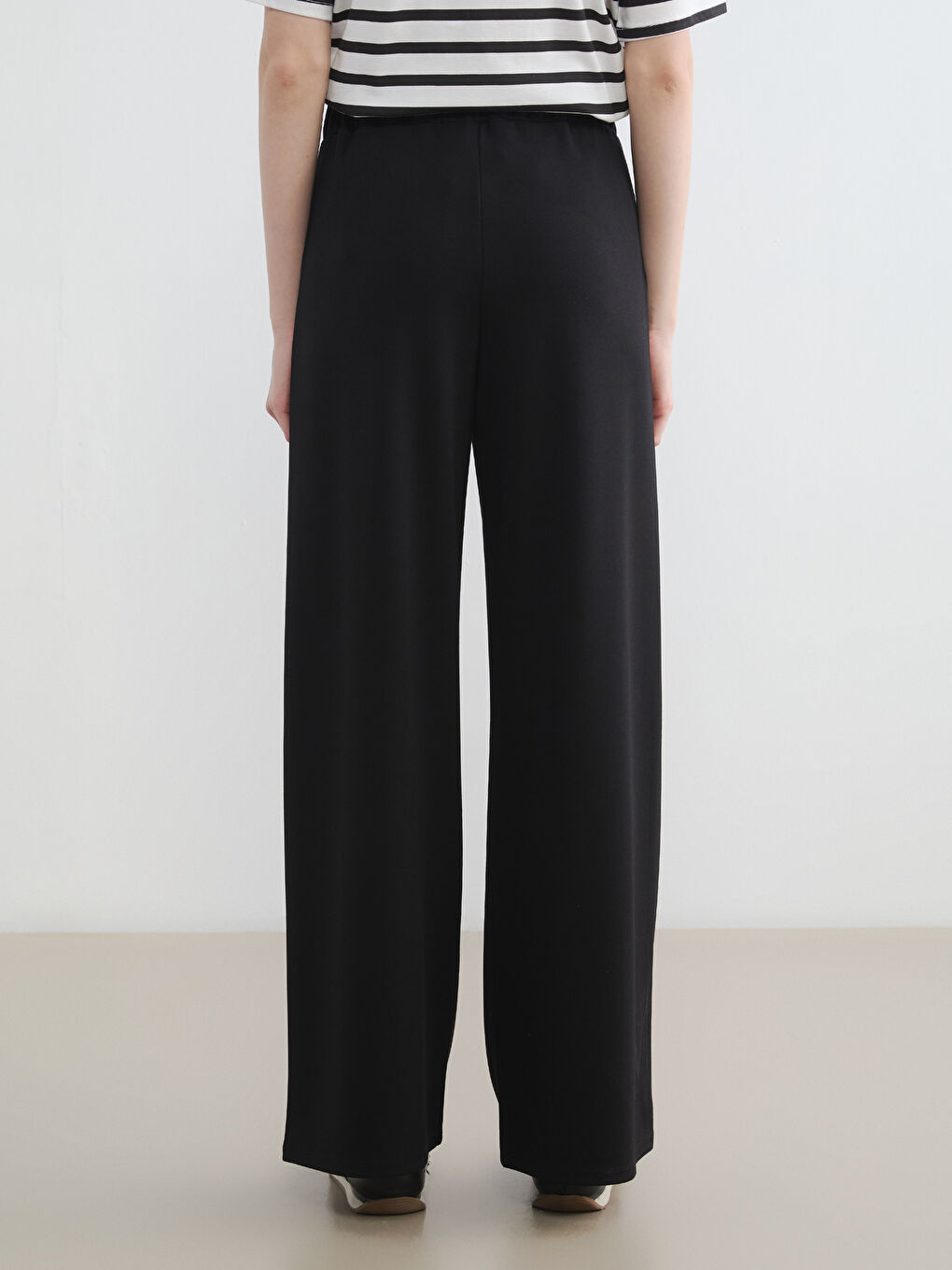 Siyah Standart Fit Kadın Pileli Kumaş Pantolon-3