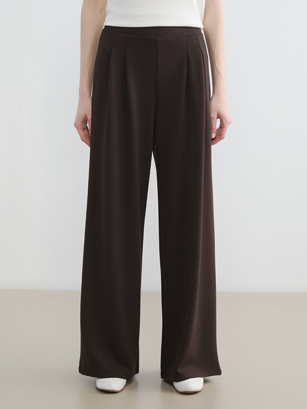 Kahverengi Standart Fit Kadın Pileli Kumaş Pantolon-1