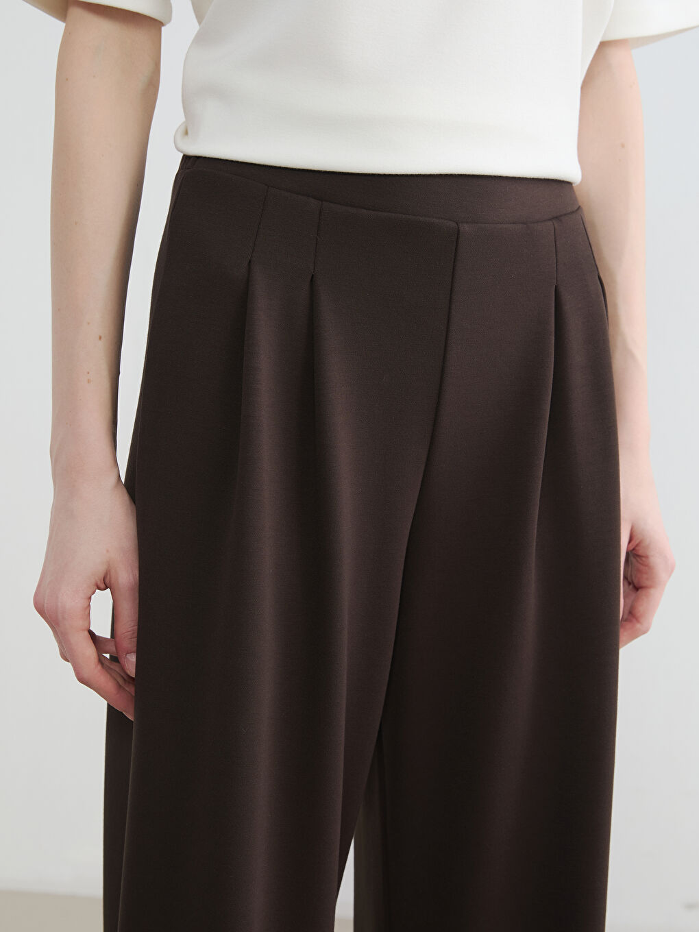 Kahverengi Standart Fit Kadın Pileli Kumaş Pantolon-2