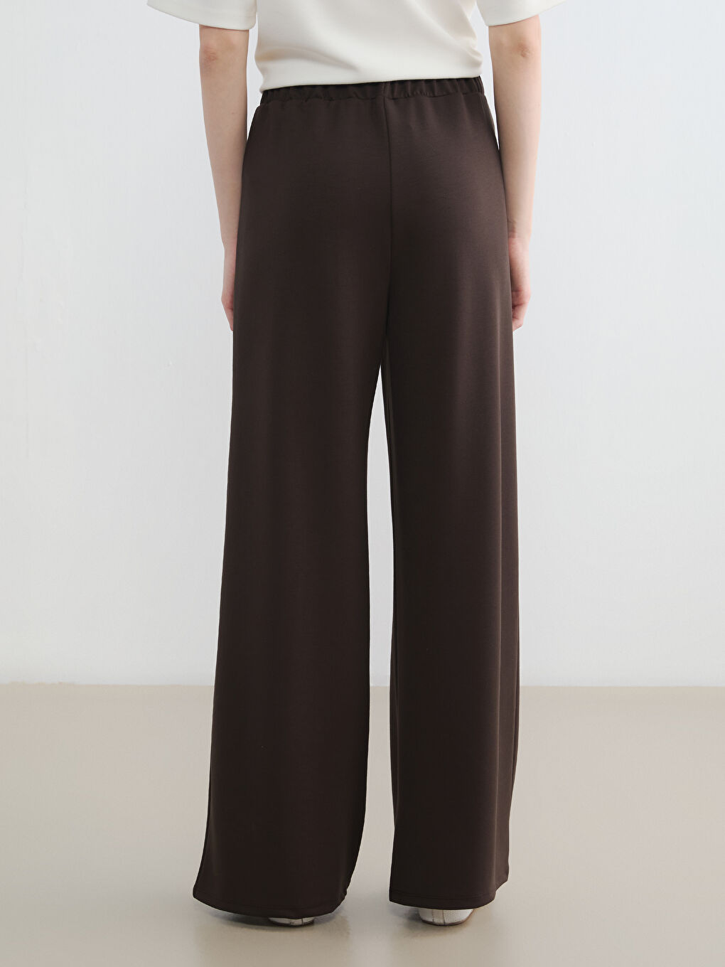 Kahverengi Standart Fit Kadın Pileli Kumaş Pantolon-3