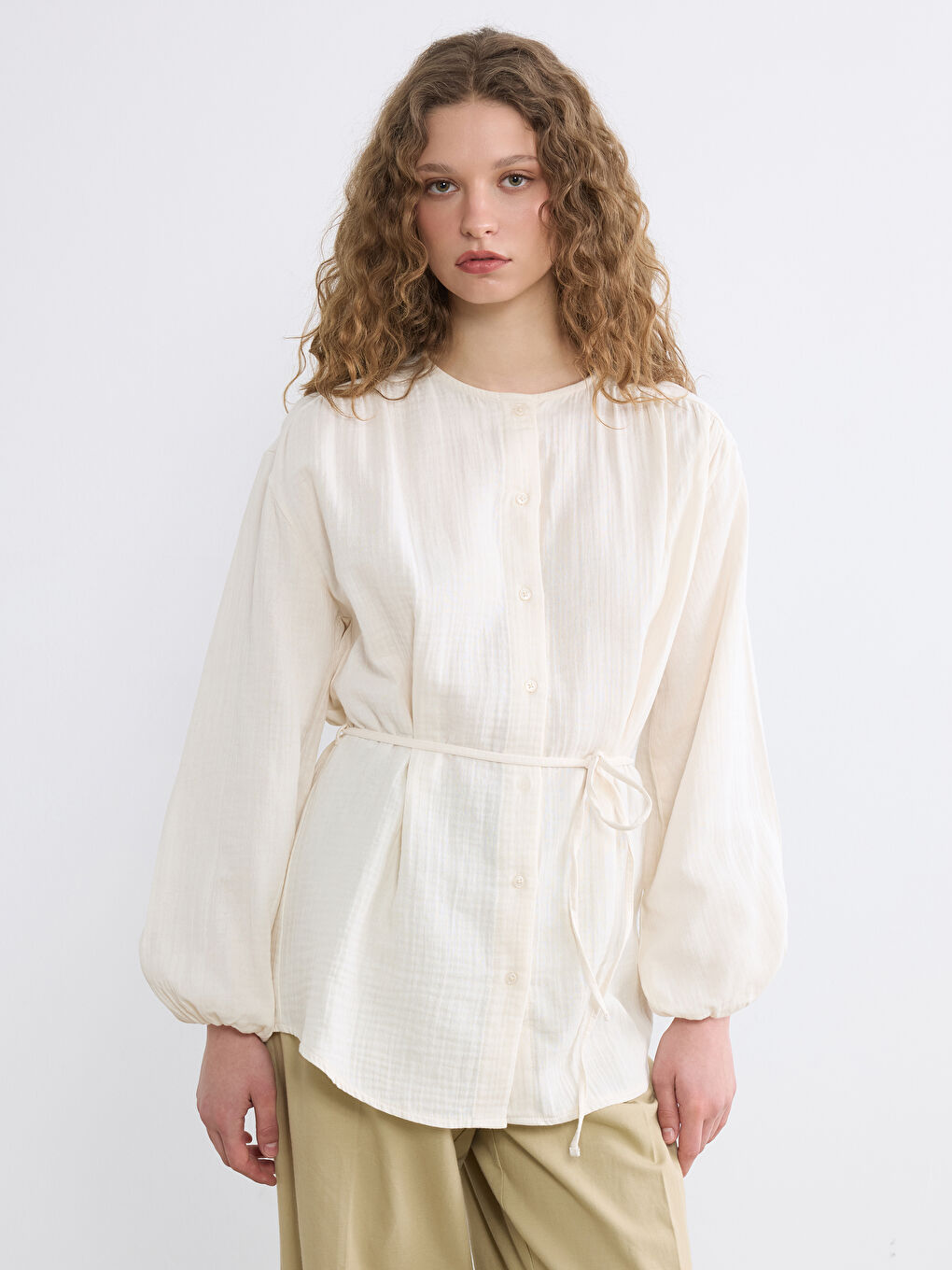 Ekru Hakim Yaka Beli Kuşaklı Kadın Gömlek Tunik
