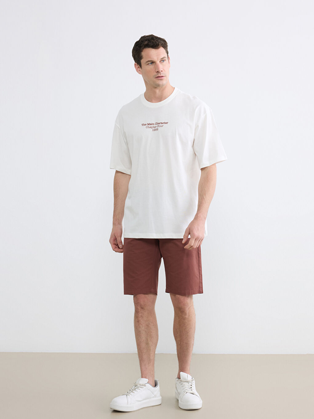 Beyaz Bisiklet Yaka Baskılı Erkek Tişört-1