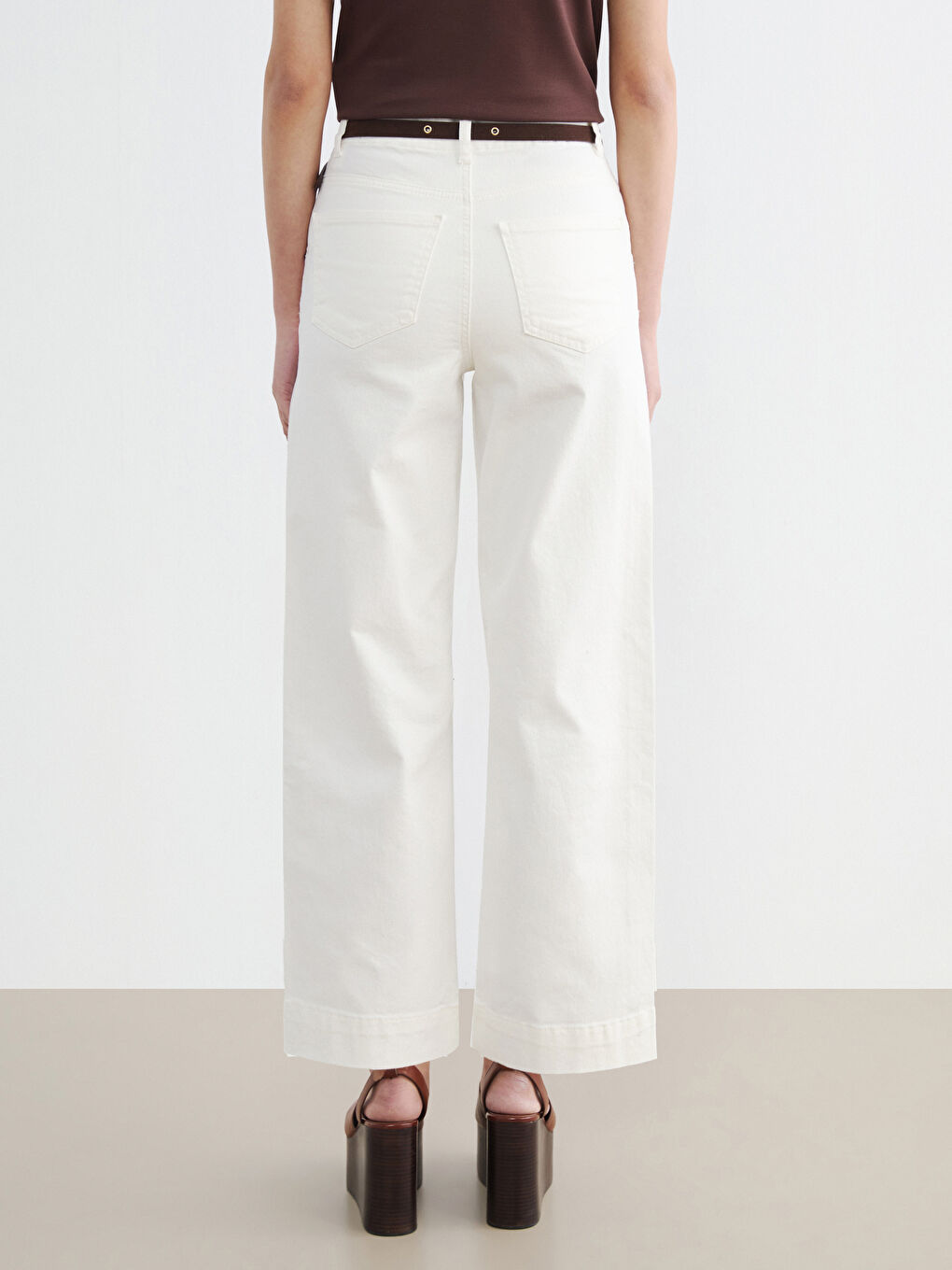 Beyaz Beli Kemerli Wideleg Kadın Jean Pantolon-3