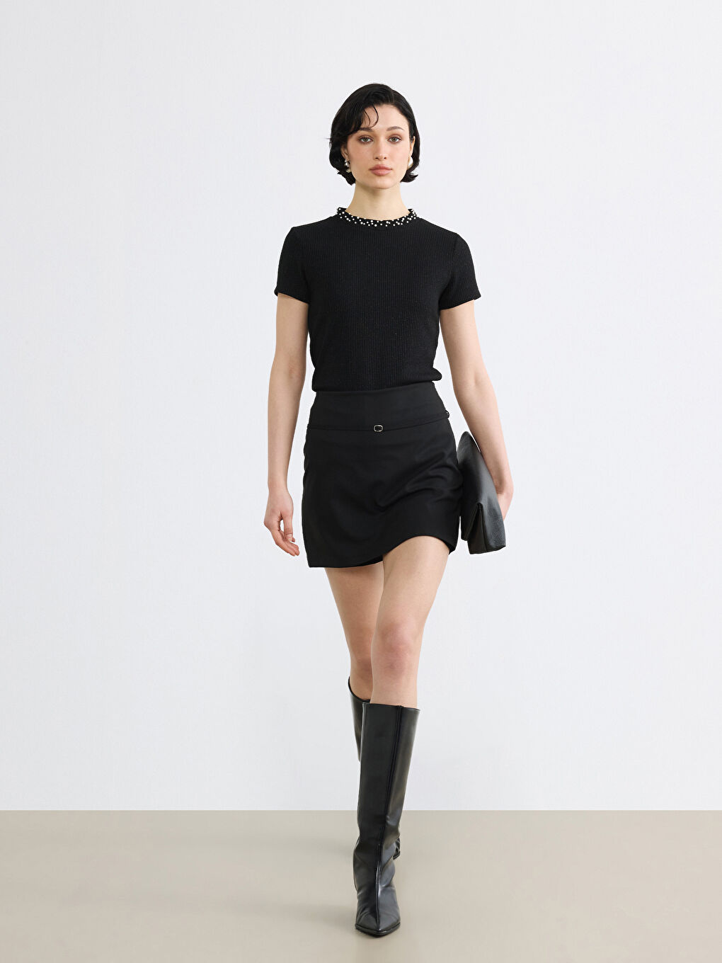 Siyah Dik Yaka Boncuk İşlemeli Kadın Triko Kazak-2