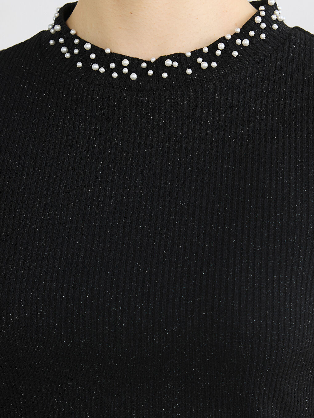 Siyah Dik Yaka Boncuk İşlemeli Kadın Triko Kazak-3