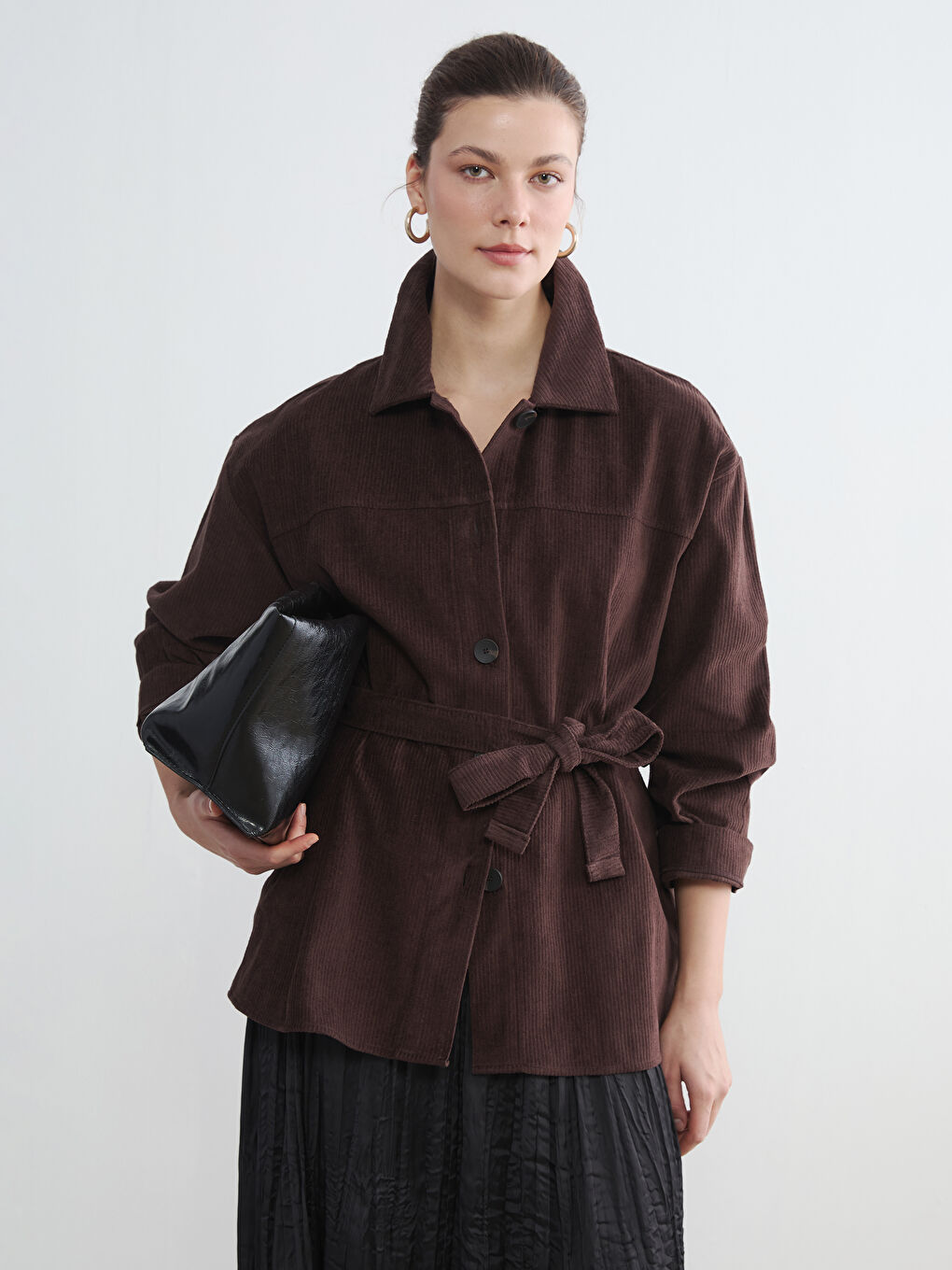 Kahverengi Gömlek Yaka Kuşaklı Kadın Kadife Ceket	