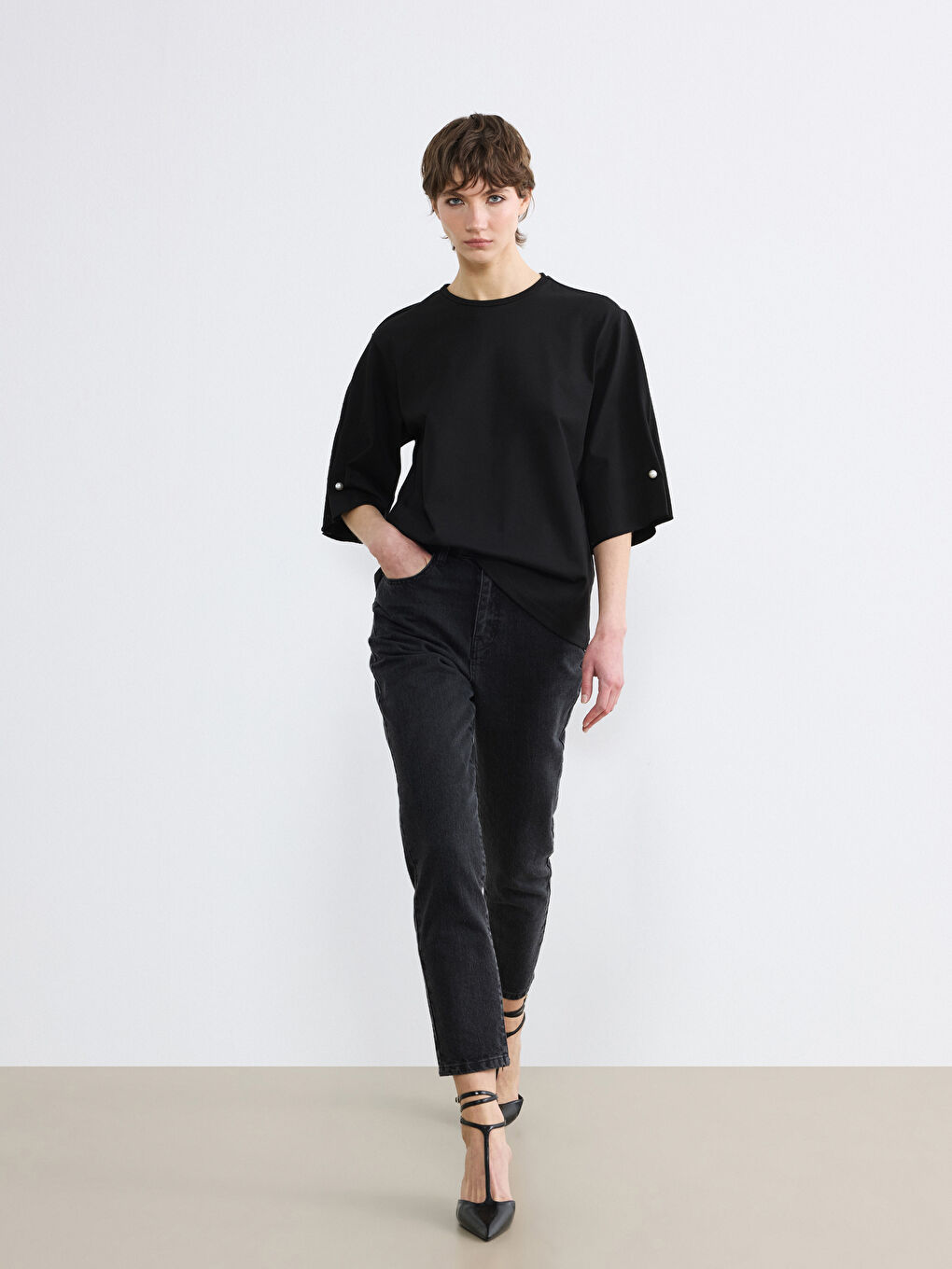 Siyah Bisiklet Yaka İnci Detaylı Bluz-1