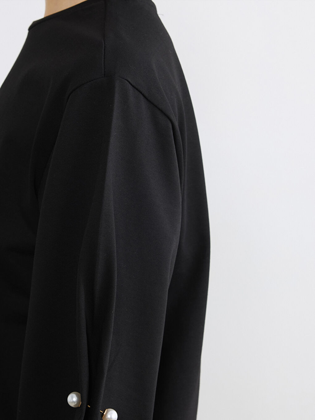 Siyah Bisiklet Yaka İnci Detaylı Bluz-2