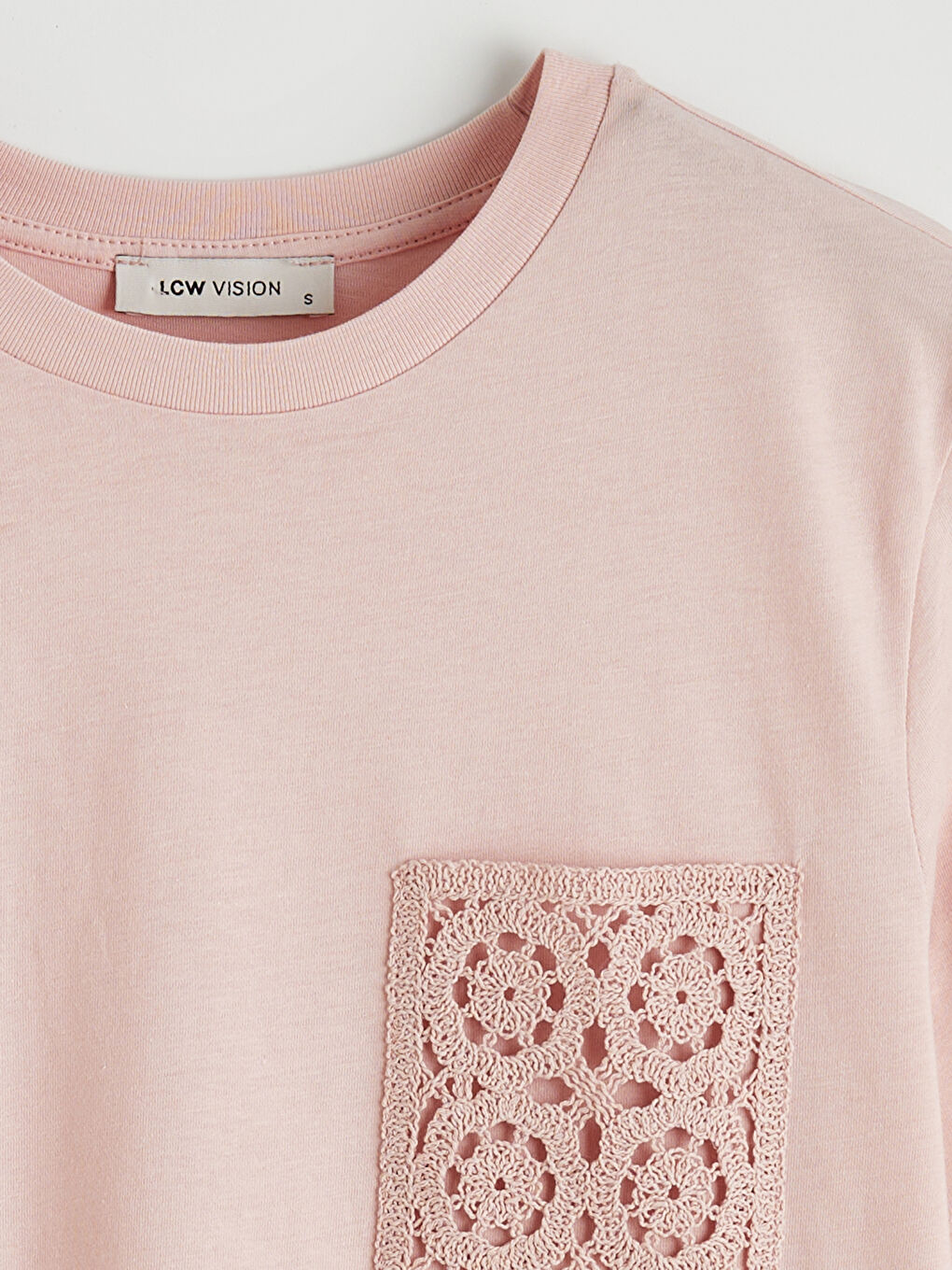 Pembe Bisiklet Yaka Nakışlı Kadın Tişört-1