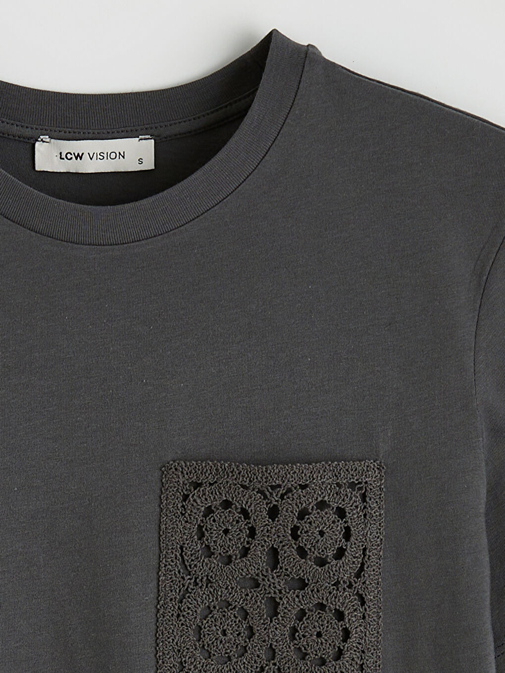 Antrasit Bisiklet Yaka Nakışlı Kadın Tişört-1