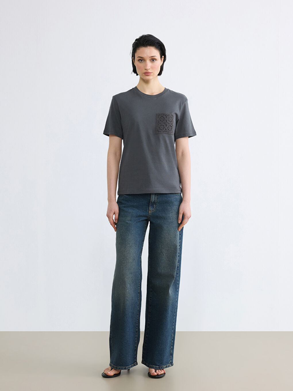 Antrasit Bisiklet Yaka Nakışlı Kadın Tişört-1