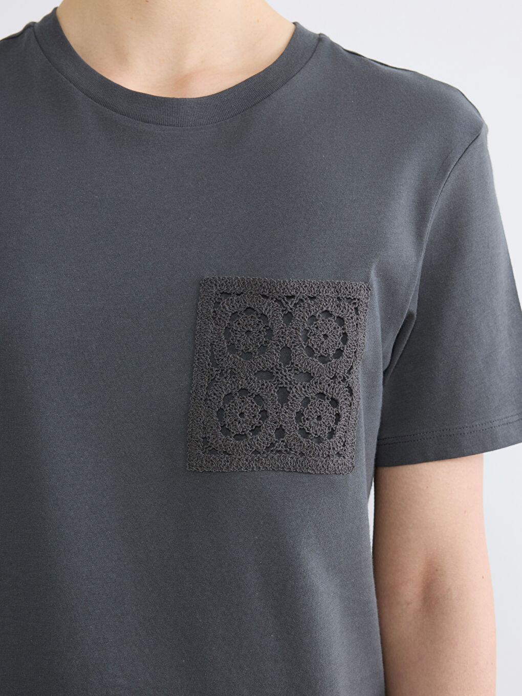 Antrasit Bisiklet Yaka Nakışlı Kadın Tişört-2