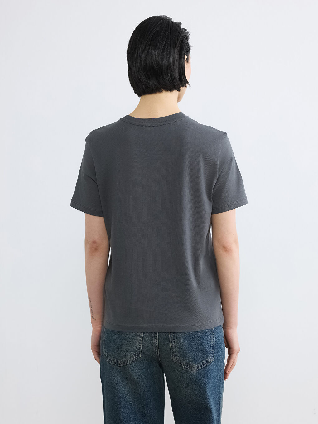 Antrasit Bisiklet Yaka Nakışlı Kadın Tişört-3