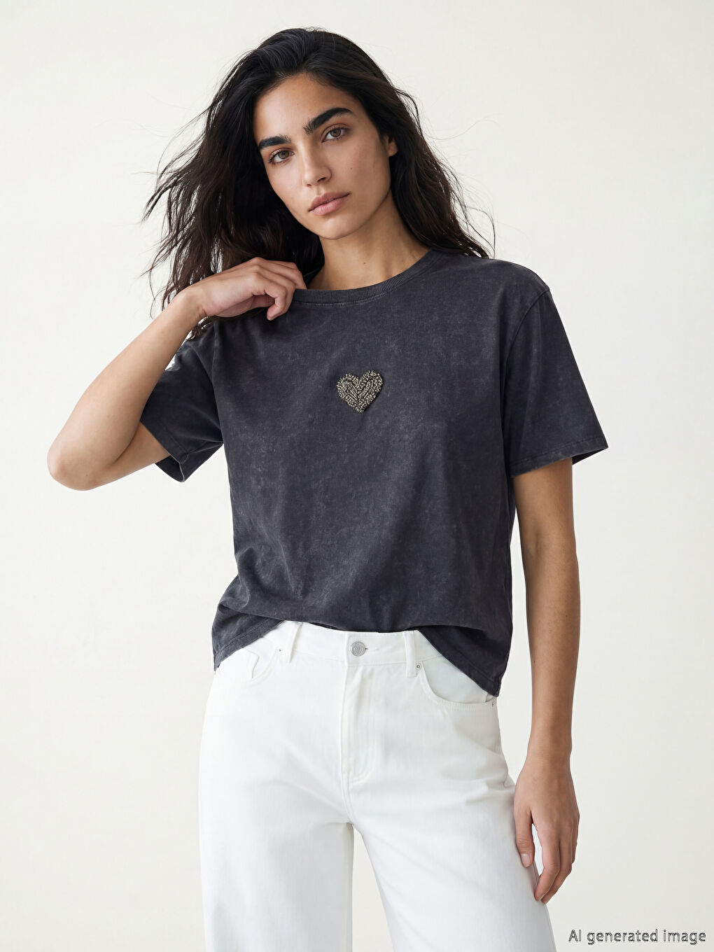 жүрекпен безендірілген оверсайз әйелдер футболкасы