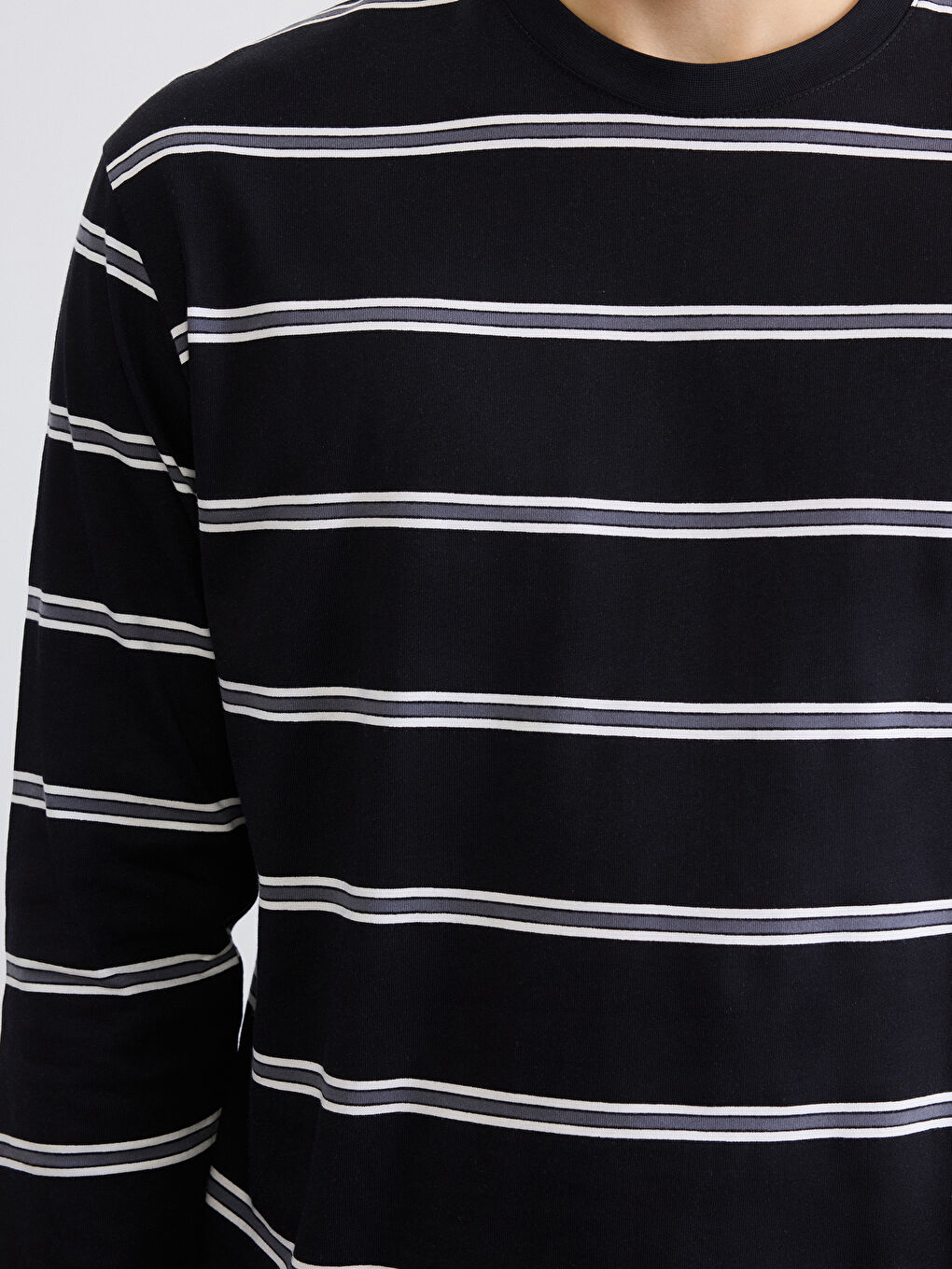 تي شيرت رجالي مخطط بأكمام طويلة وياقة دائرية-2