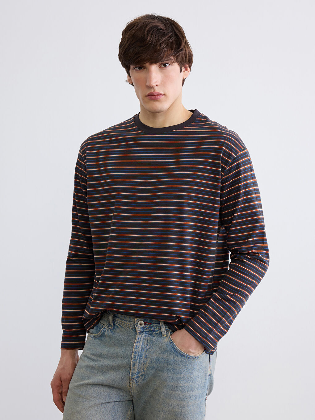 تيشيرت رجالي مخطط بأكمام طويلة ورقبة دائرية