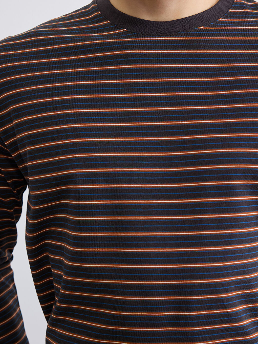 تيشيرت رجالي مخطط بأكمام طويلة ورقبة دائرية-2