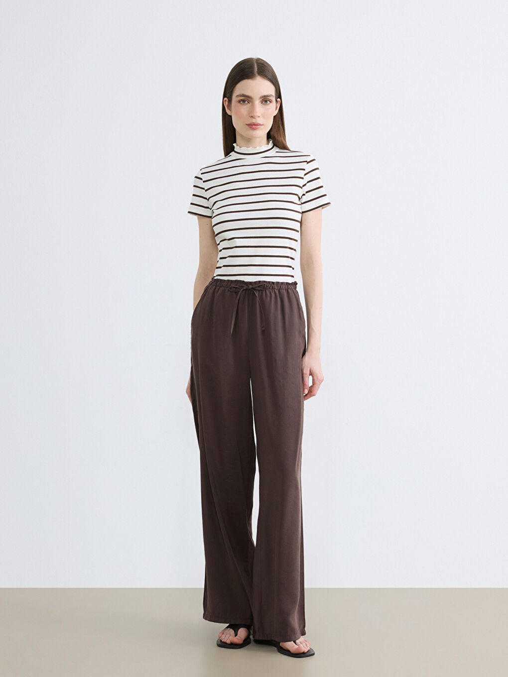 Kahverengi Fırfırlı Dik Yaka Çizgili Kadın Tişört-1