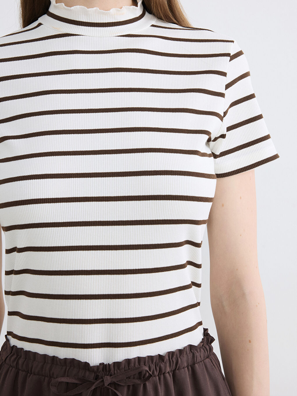 Kahverengi Fırfırlı Dik Yaka Çizgili Kadın Tişört-2