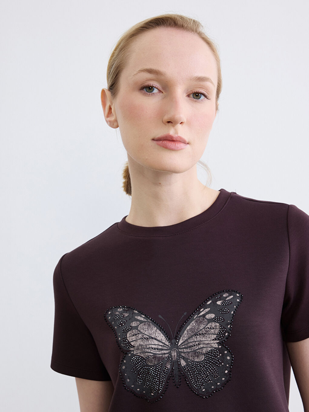 Kahverengi Bisiklet Yaka Kelebek İşlemeli Kadın Tişört