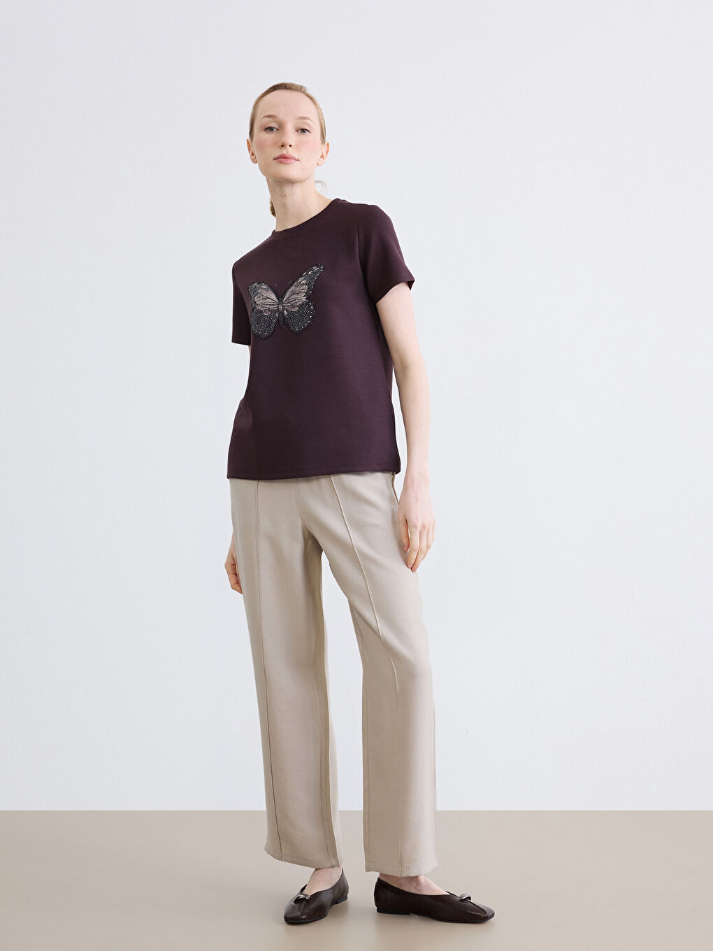 Kahverengi Bisiklet Yaka Kelebek İşlemeli Kadın Tişört-1