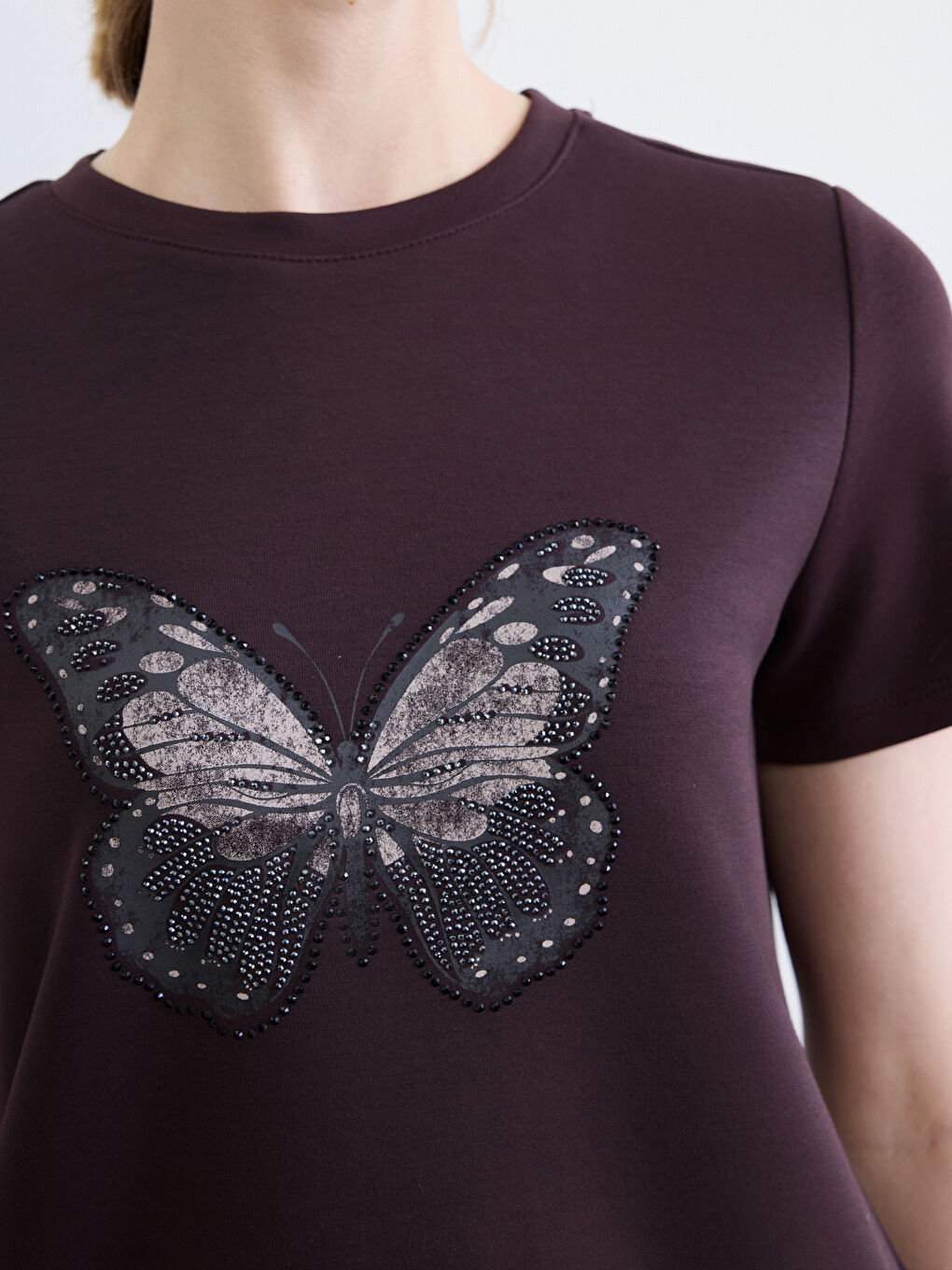 Kahverengi Bisiklet Yaka Kelebek İşlemeli Kadın Tişört-2