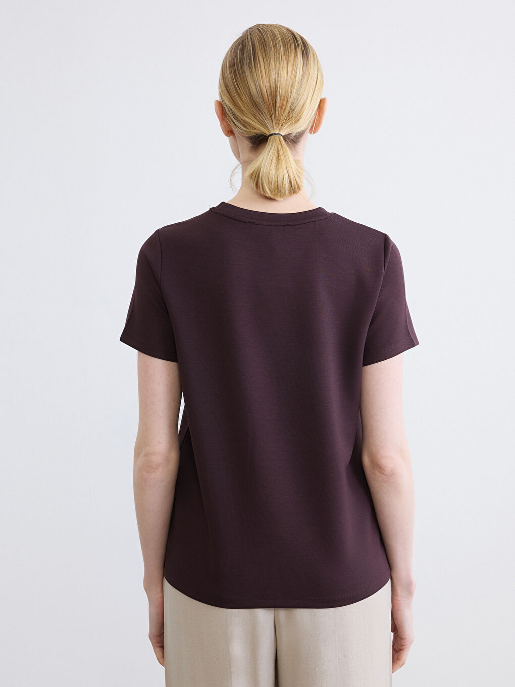 Kahverengi Bisiklet Yaka Kelebek İşlemeli Kadın Tişört-3