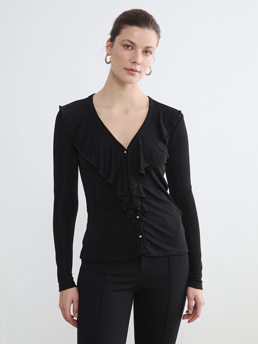 Siyah V Yaka Fırfırlı Kadın Hırka