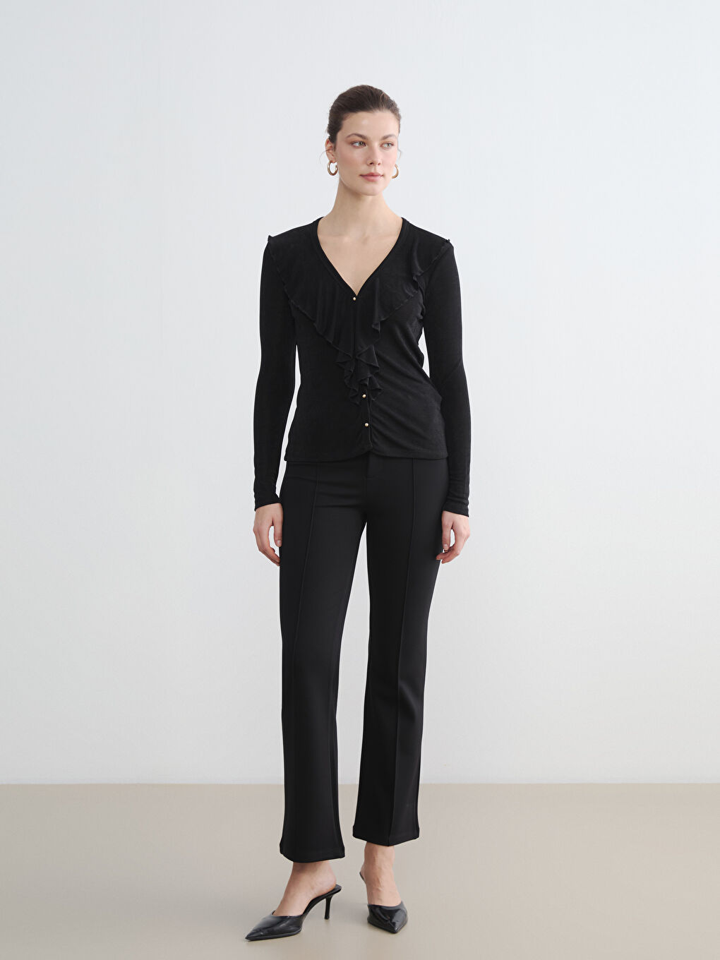 Siyah V Yaka Fırfırlı Kadın Hırka-1