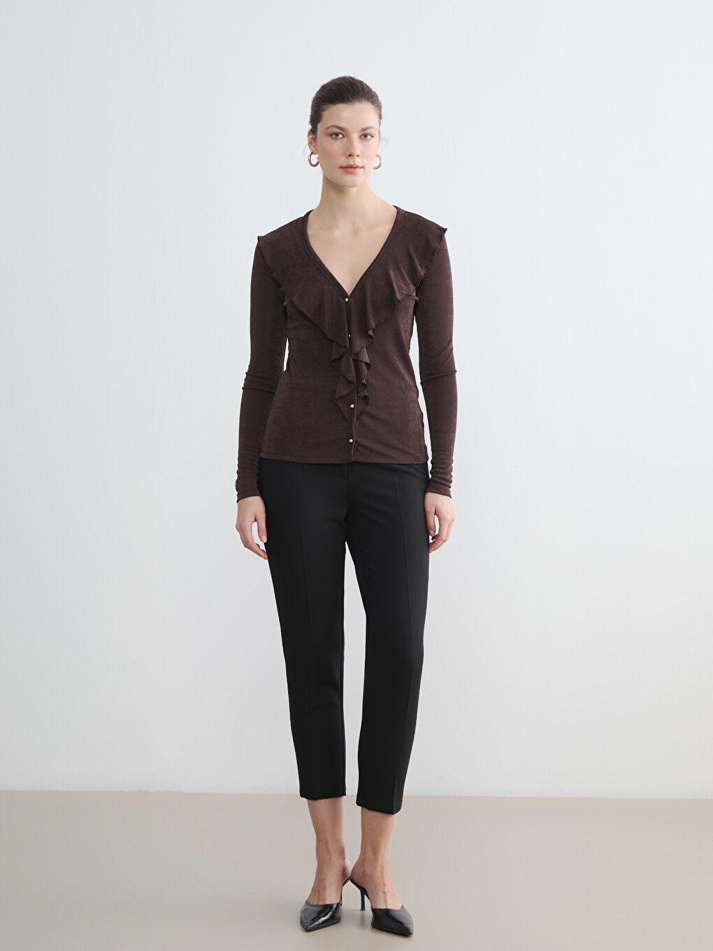 Kahverengi V Yaka Fırfırlı Kadın Hırka-1