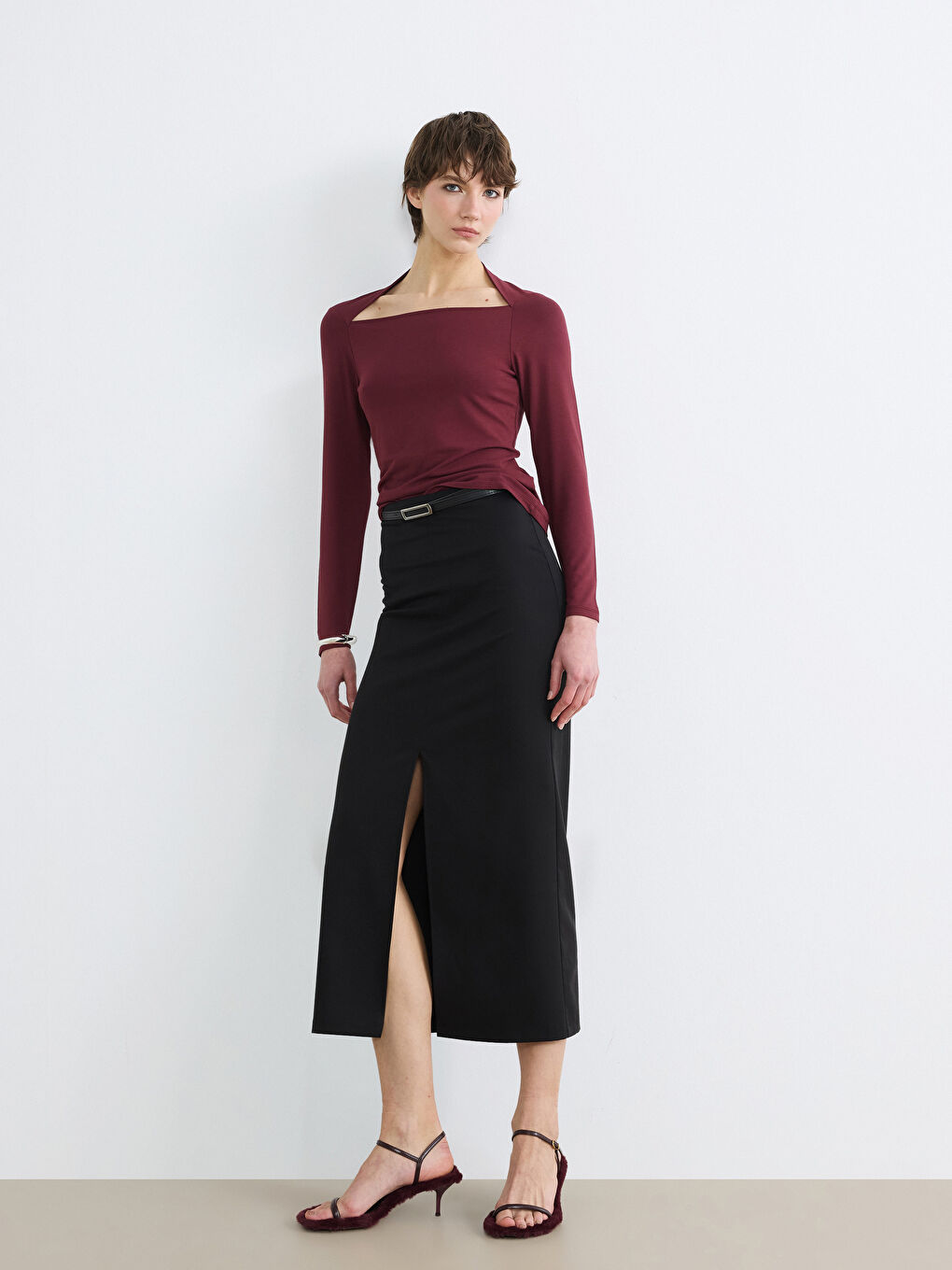 Siyah Beli Fermuarlı Kemerli Yırtmaçlı Etek