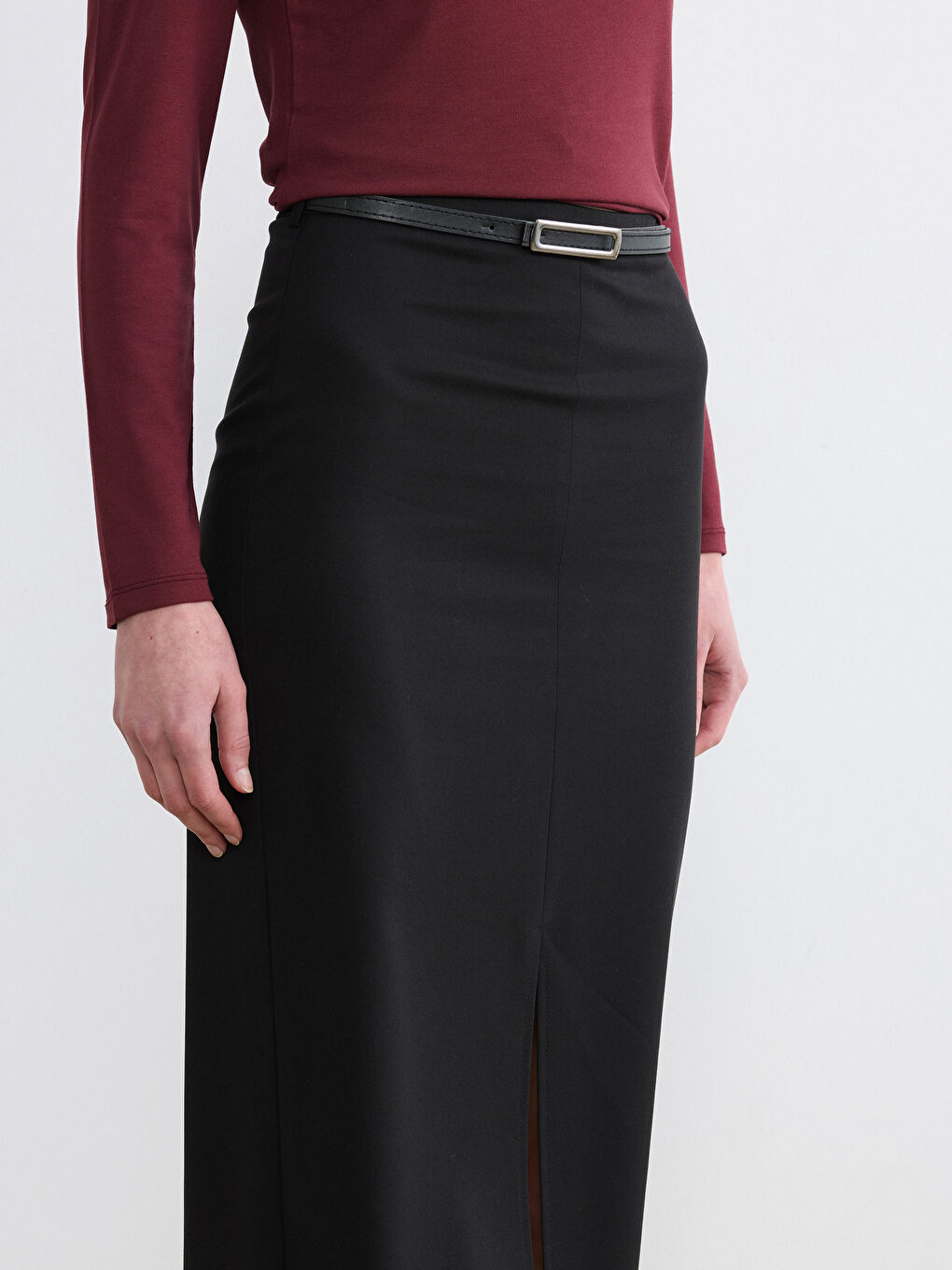 Siyah Beli Fermuarlı Kemerli Yırtmaçlı Etek-2