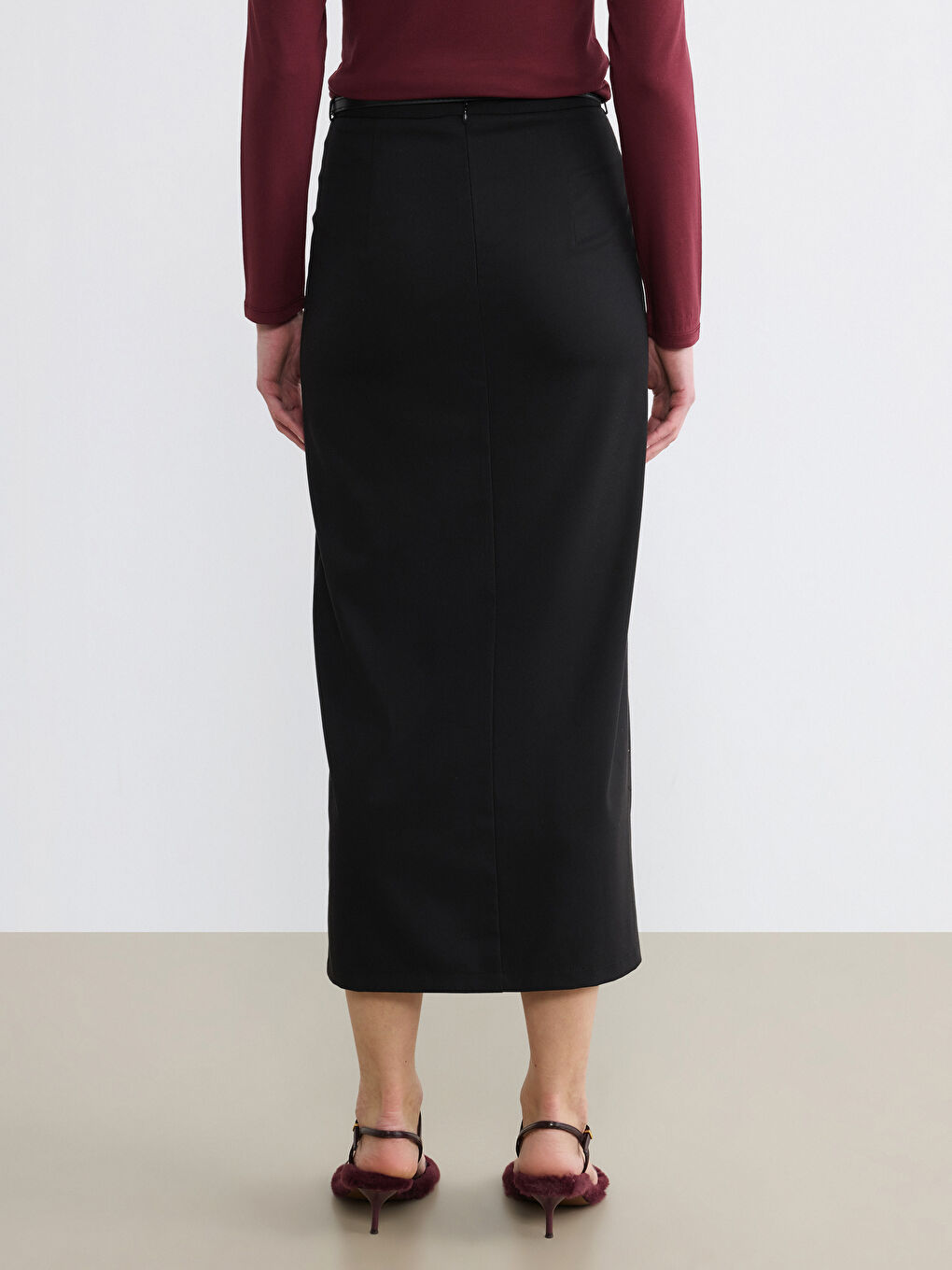 Siyah Beli Fermuarlı Kemerli Yırtmaçlı Etek-3