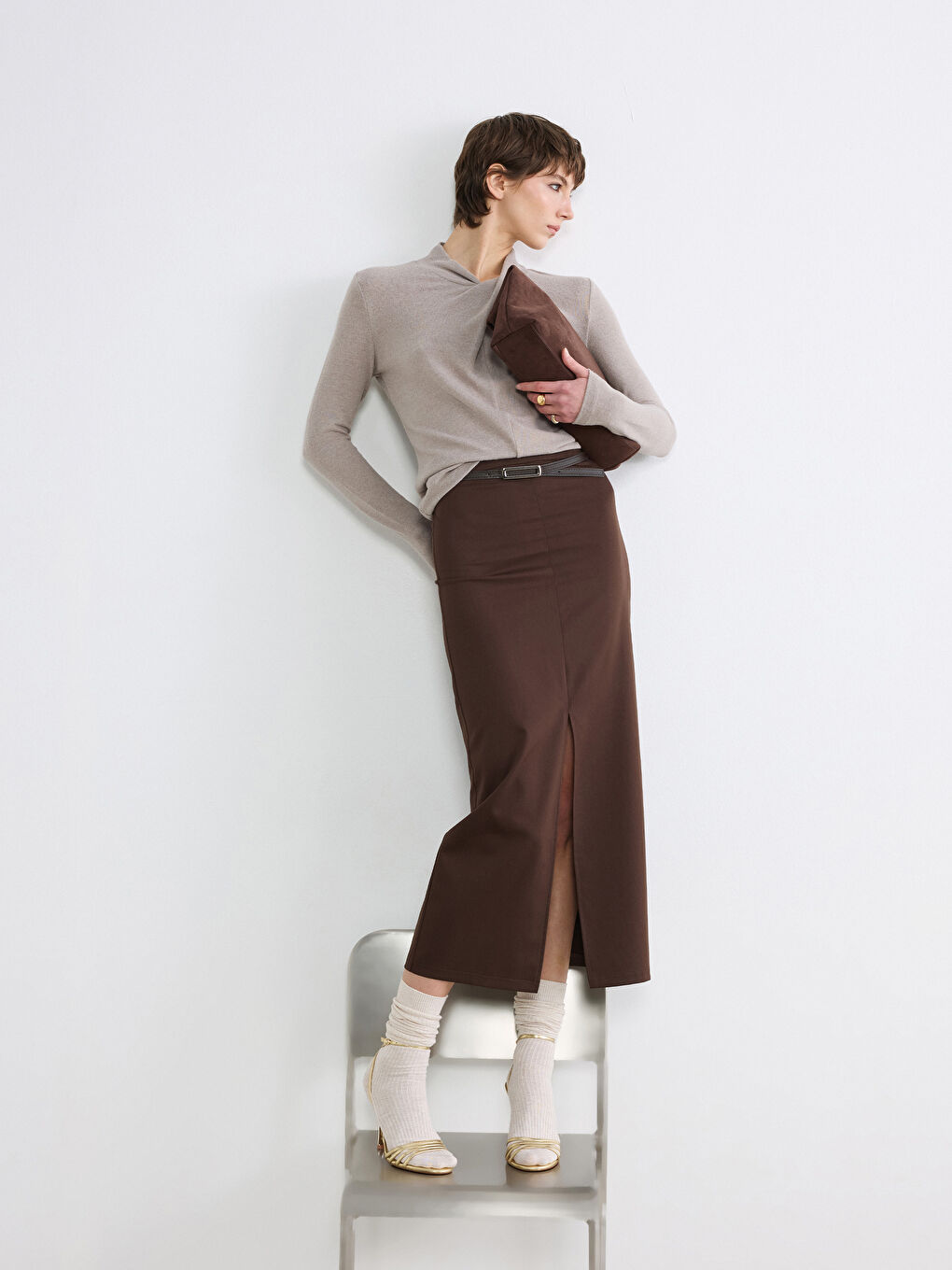 Kahverengi Beli Fermuarlı Kemerli Yırtmaçlı Etek